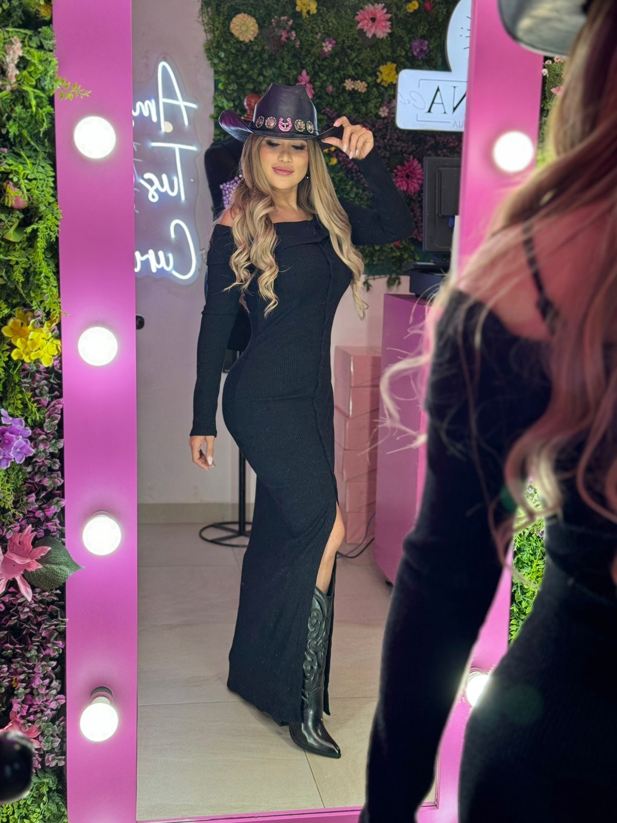 Vestido negro corte campesino  manga larga con botones enfrente