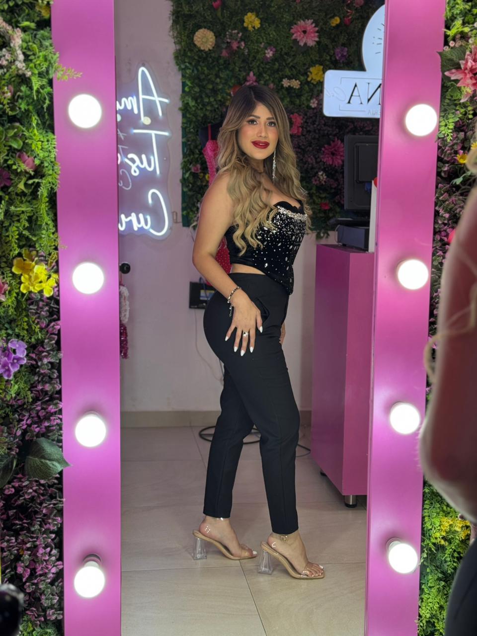 Corset de corazón negro y rojo