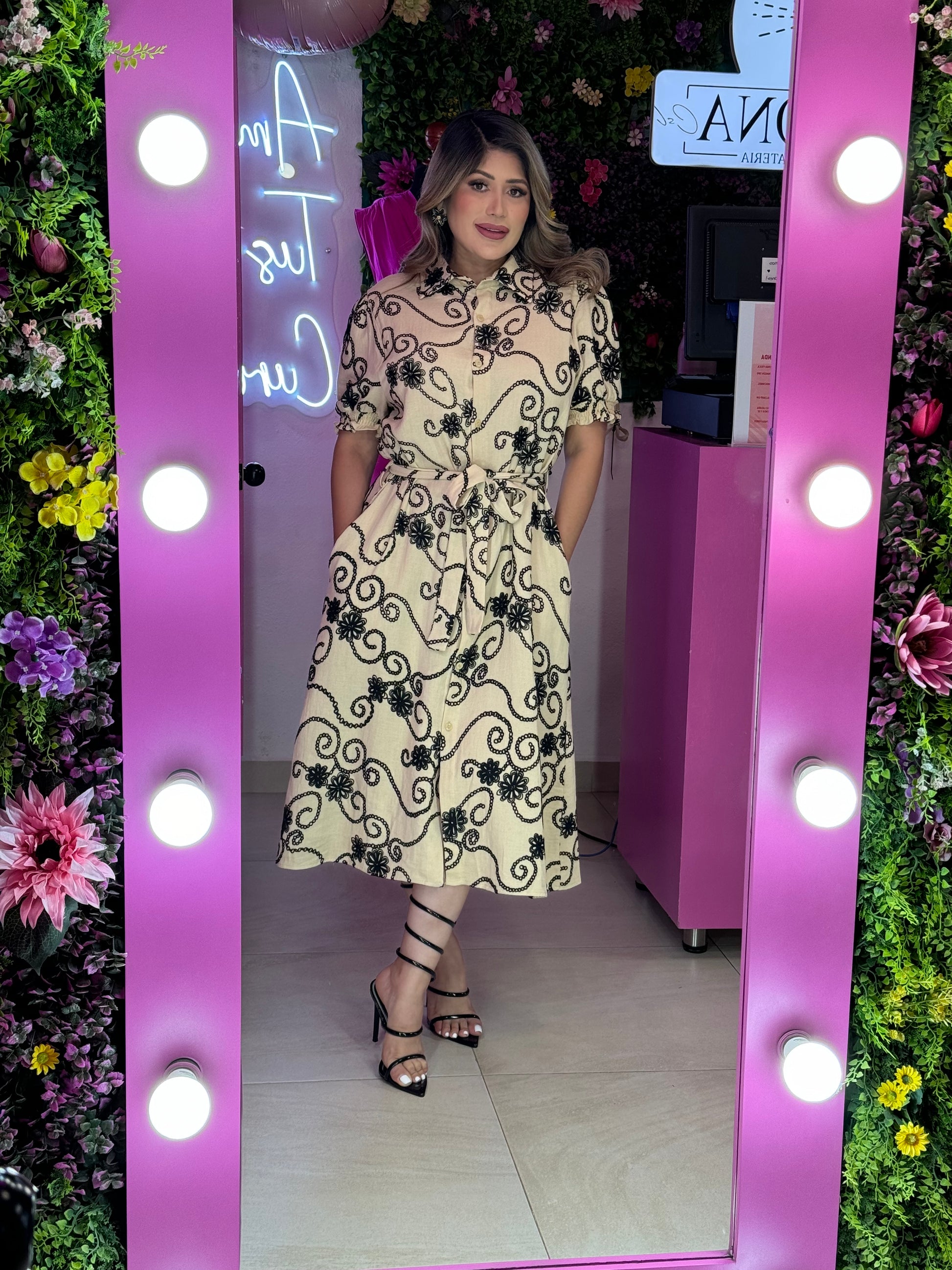 Vestido beige con flores negras