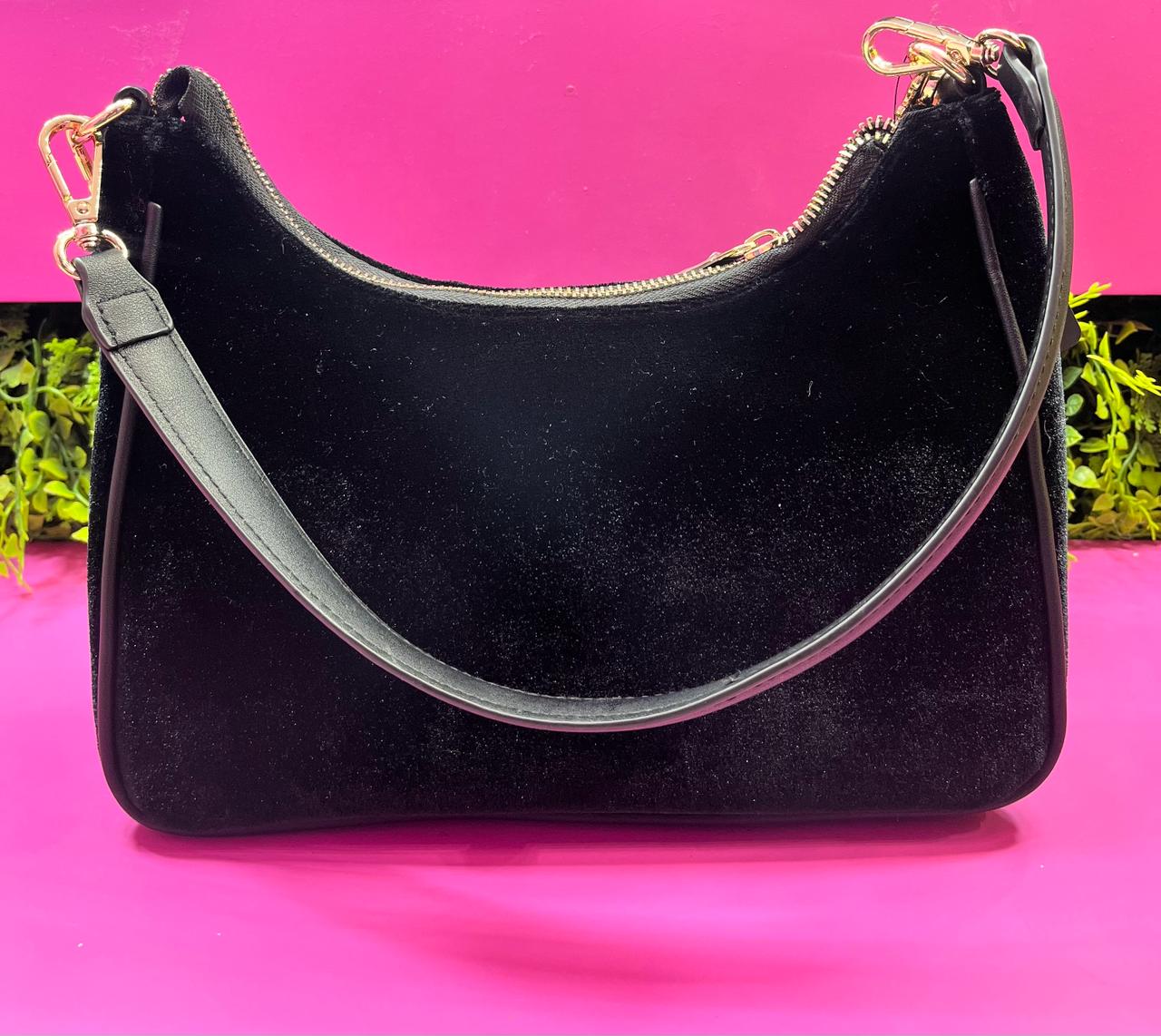 Bolsa negra guess de terciopelo