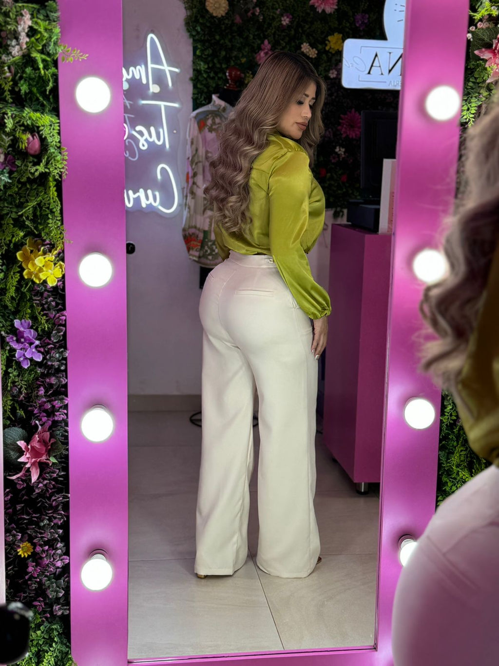 Pantalón de vestir con cadena a los lados y blusa satinada