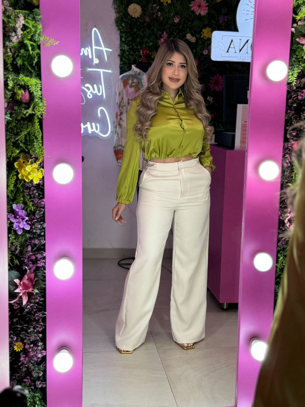 Pantalón de vestir con cadena a los lados y blusa satinada