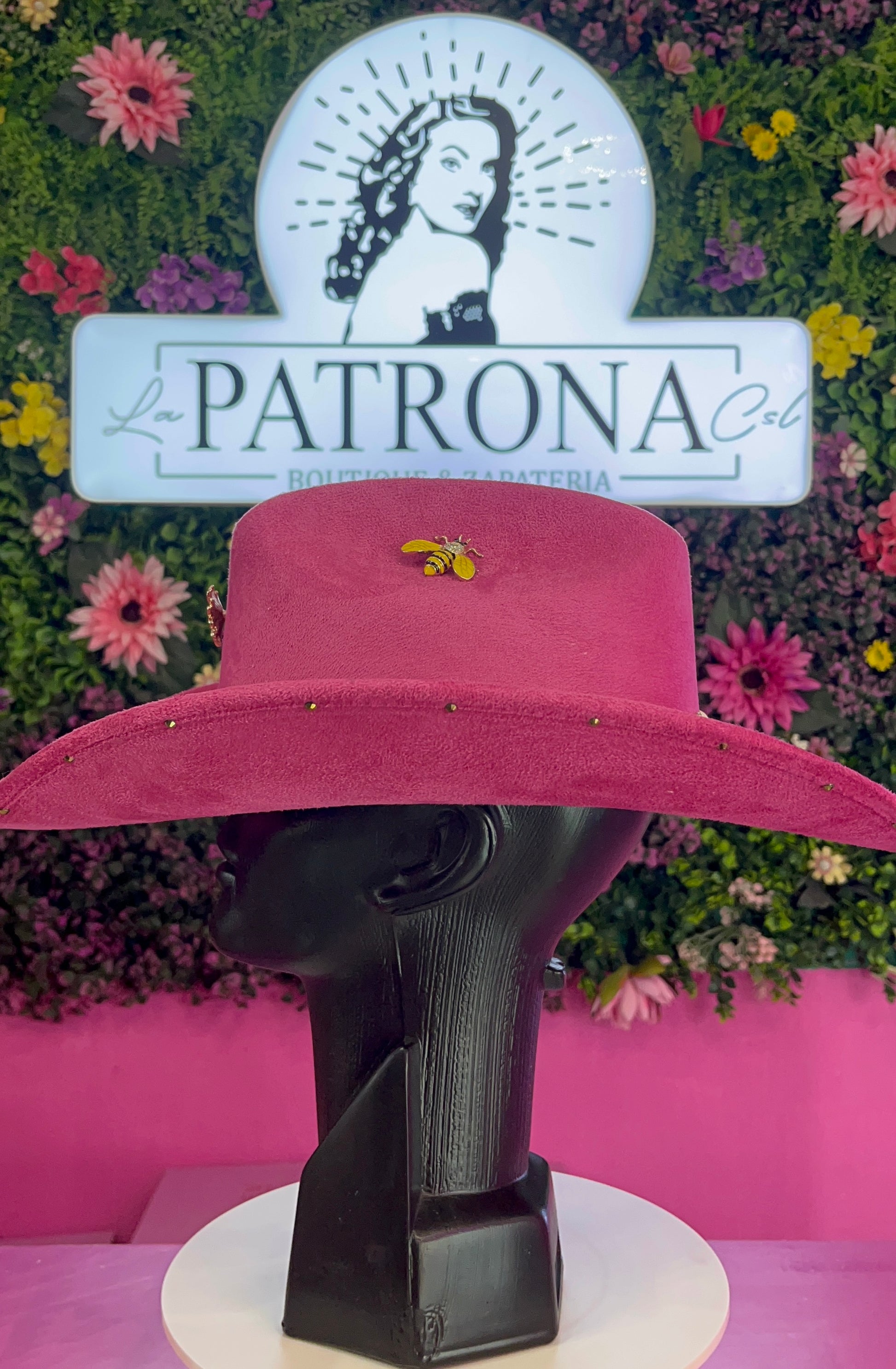 Sombrero rosa fucsia decorado
