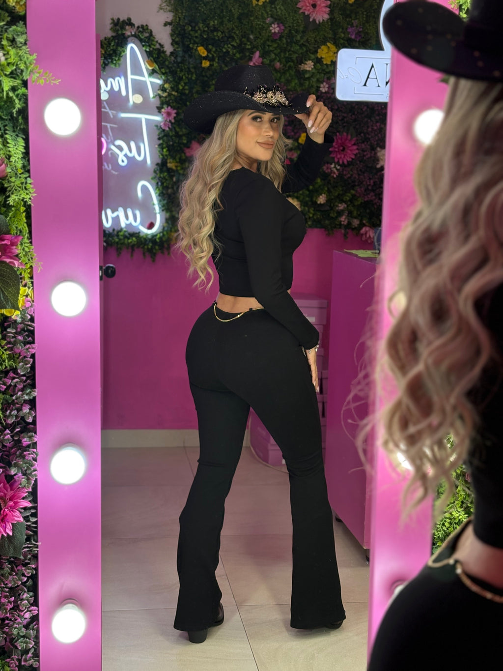 Set negro con detalles dorados