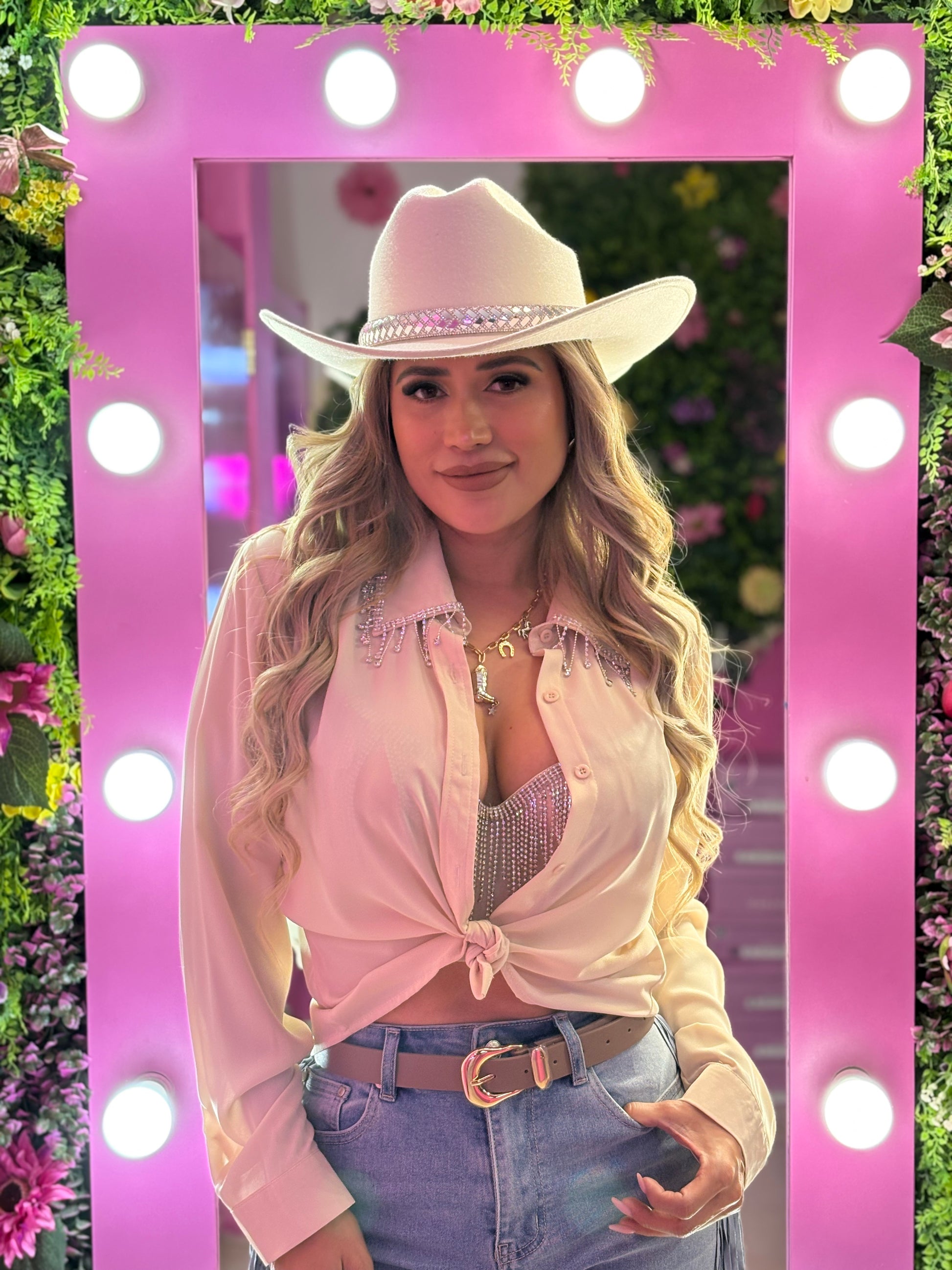 Camisa beige con apliques plateados