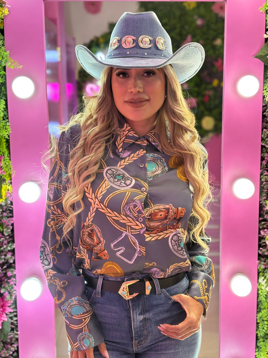 Camisa azul con estampado de cadenas vaquera