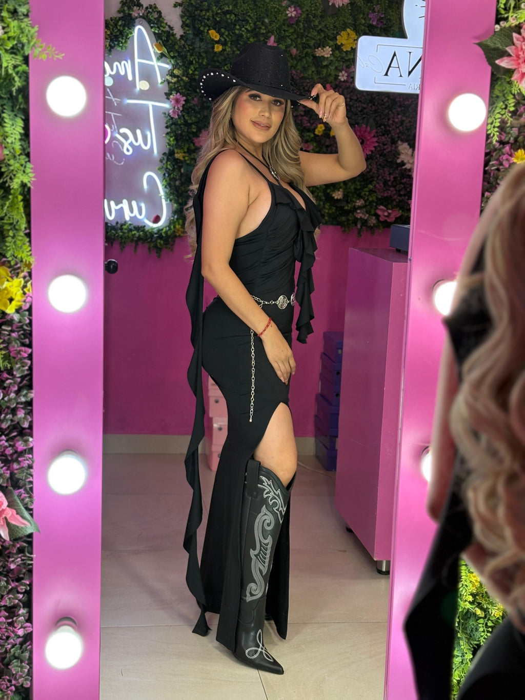 Vestido negro con olan