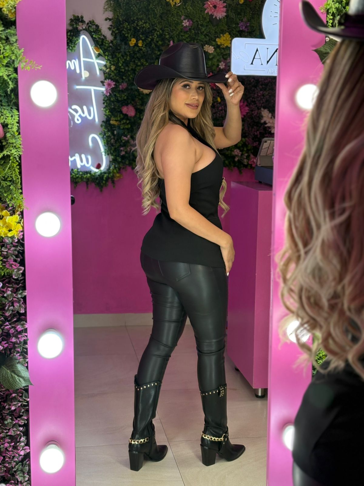 Blusa negra con apliques dorados