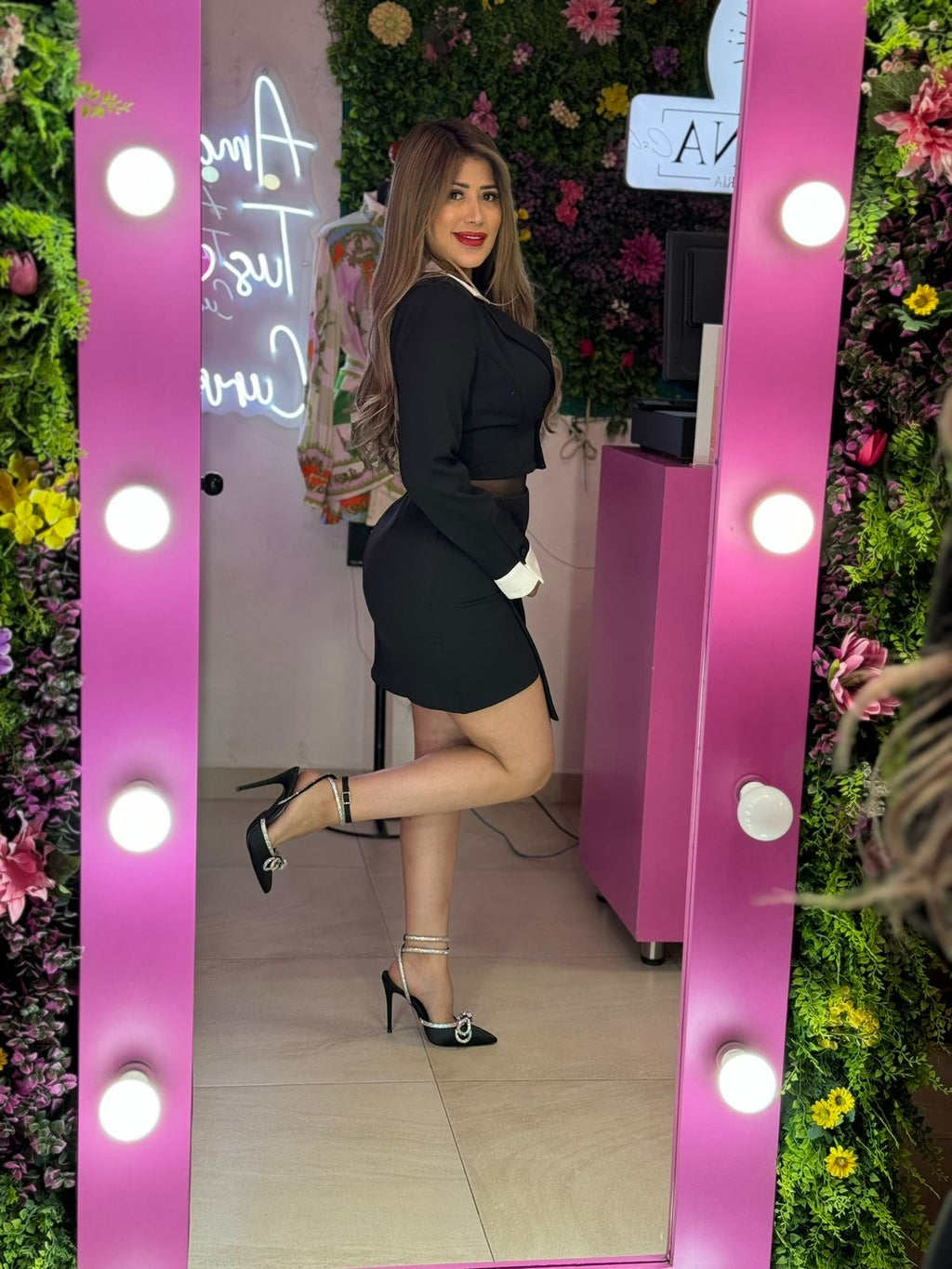 Set negro con detalles blancos