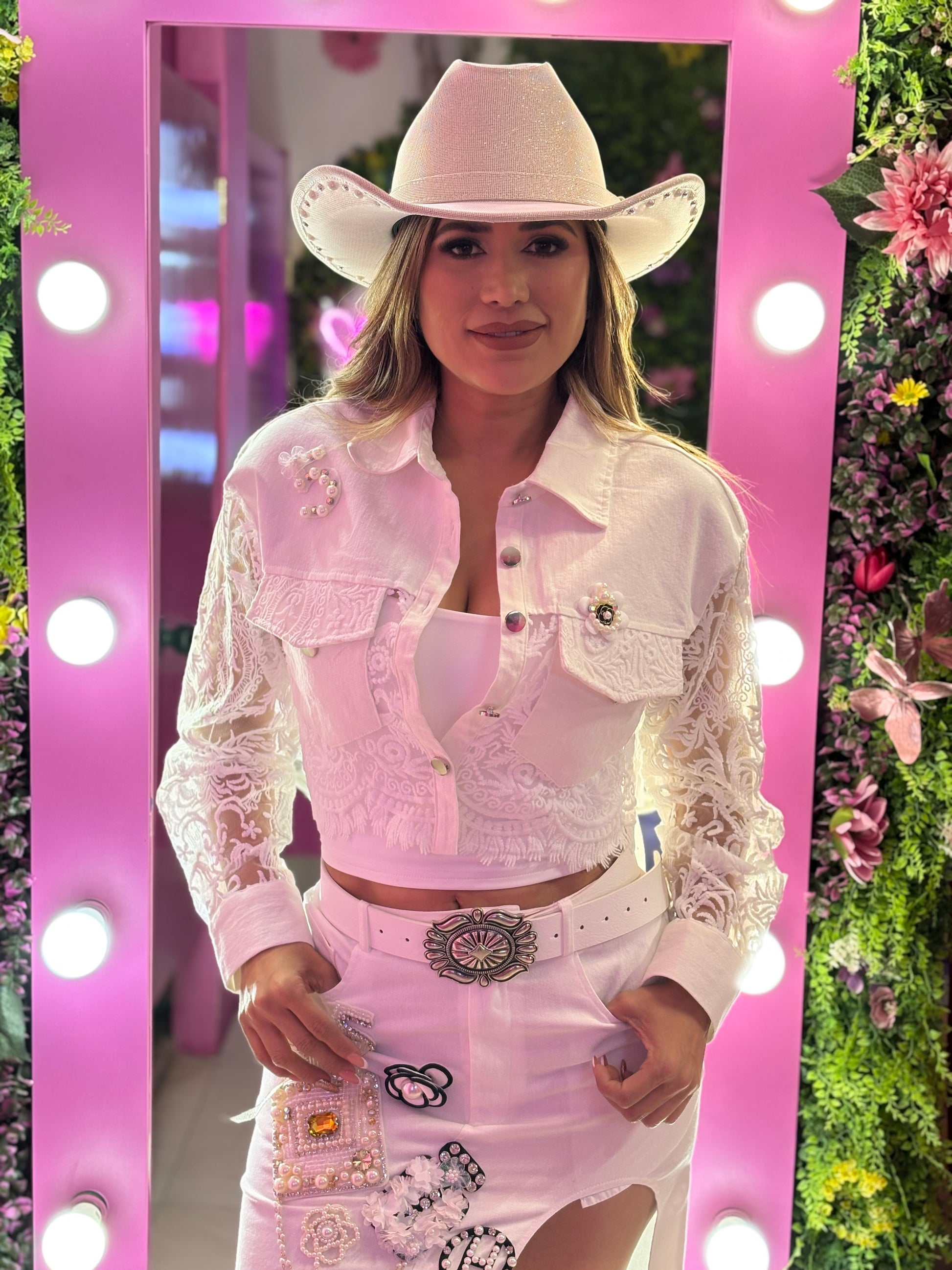 Chamarra blanca con apliques y encaje