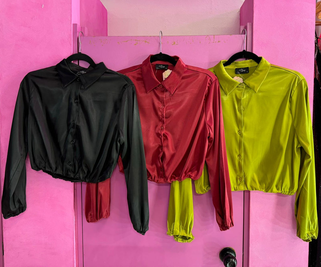 Pantalón de vestir con cadena a los lados y blusa satinada