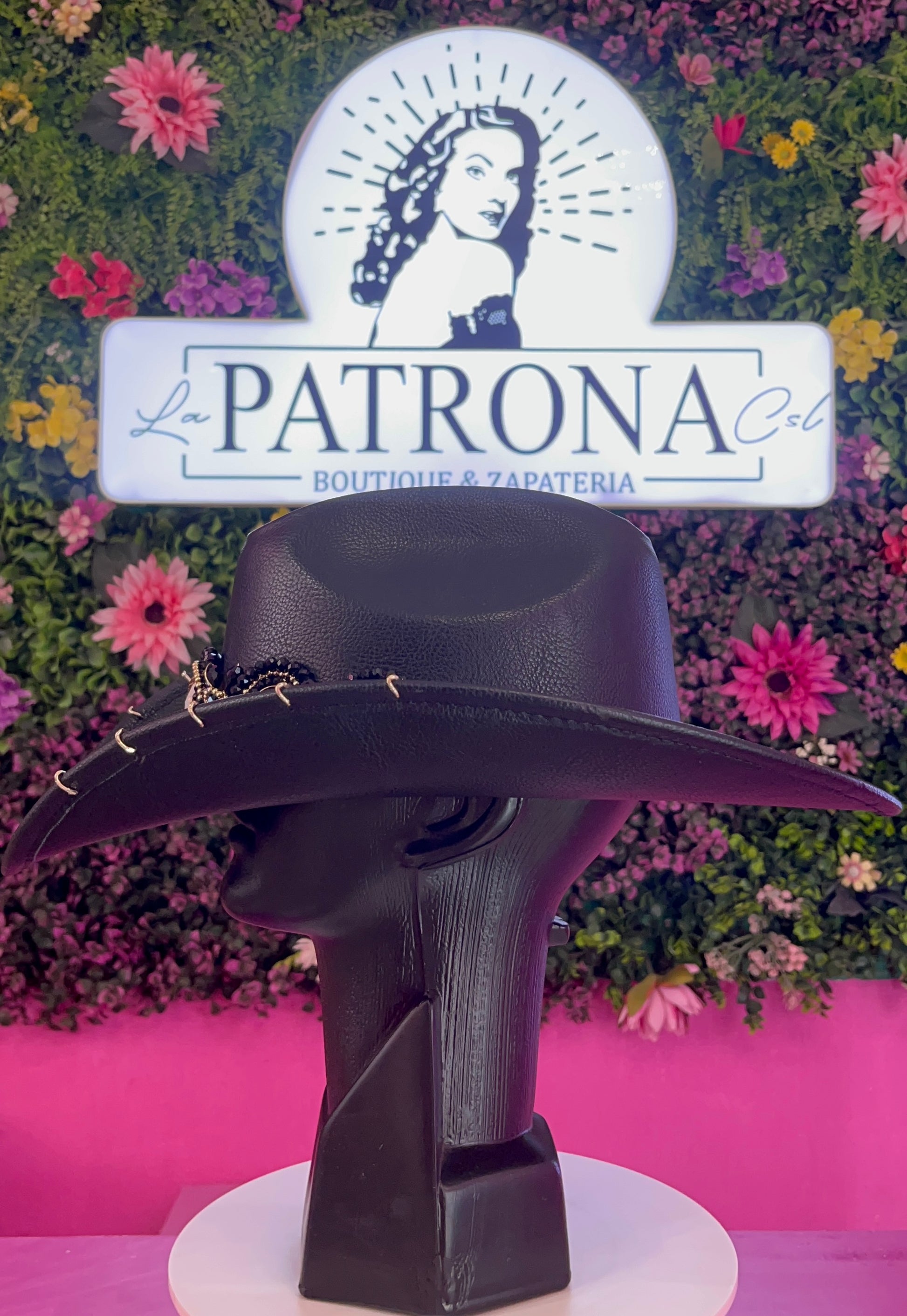 Sombrero negro de vinipiel con apliques