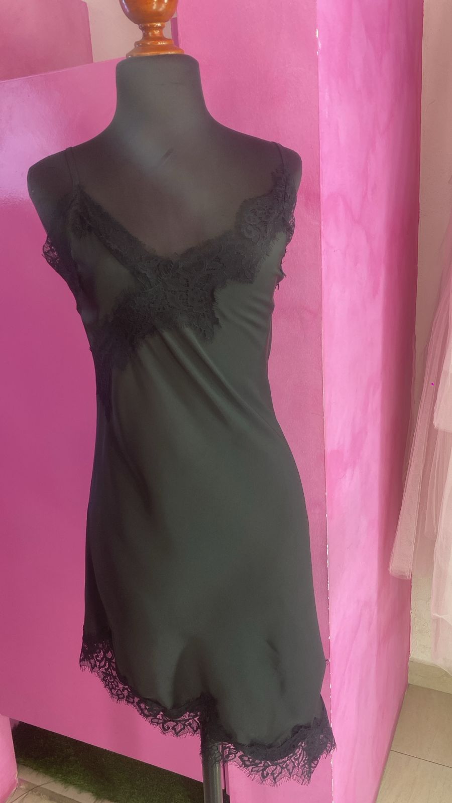 Vestido de satin con encaje negro