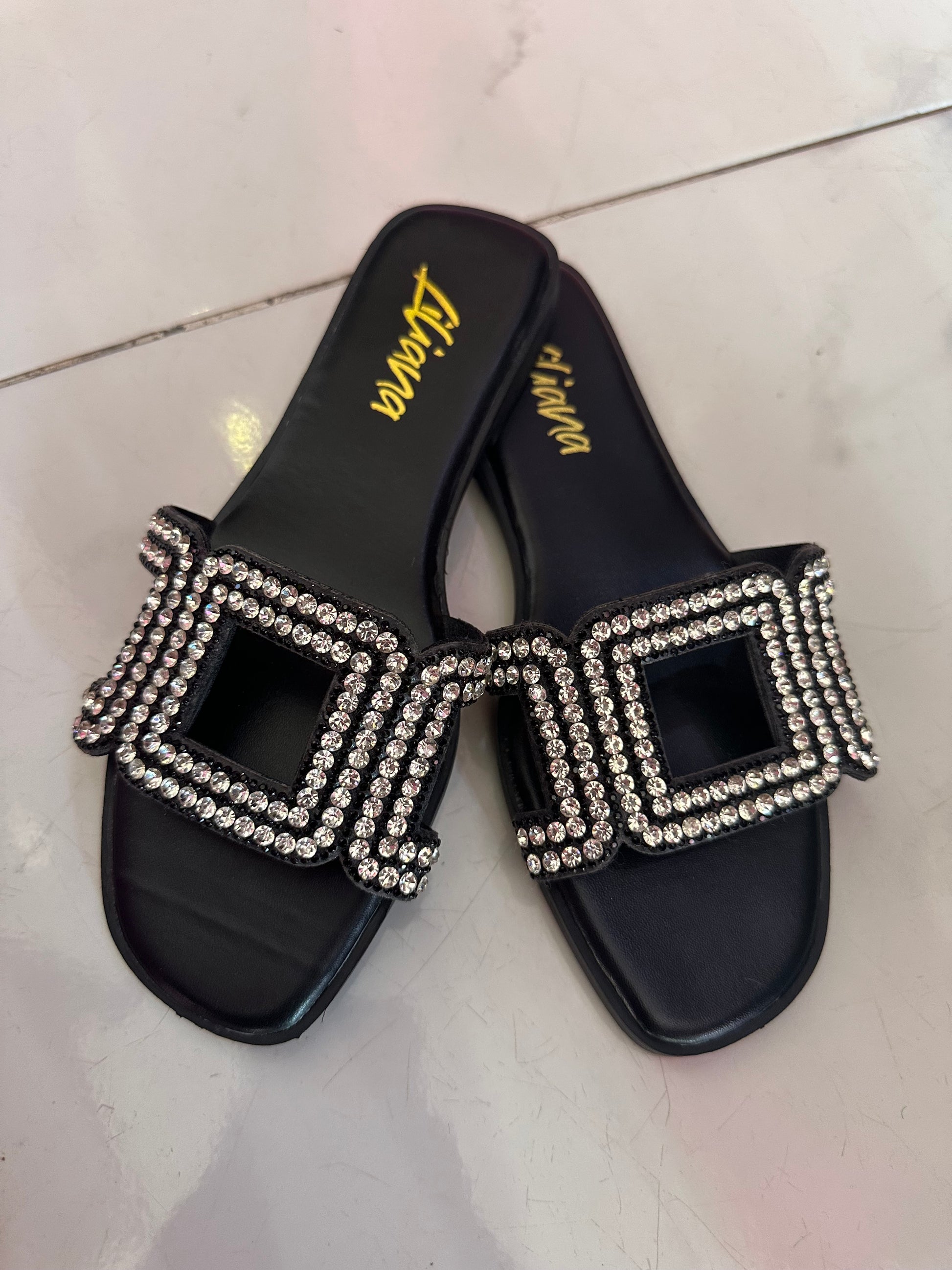 Sandalia negra con brillos plata