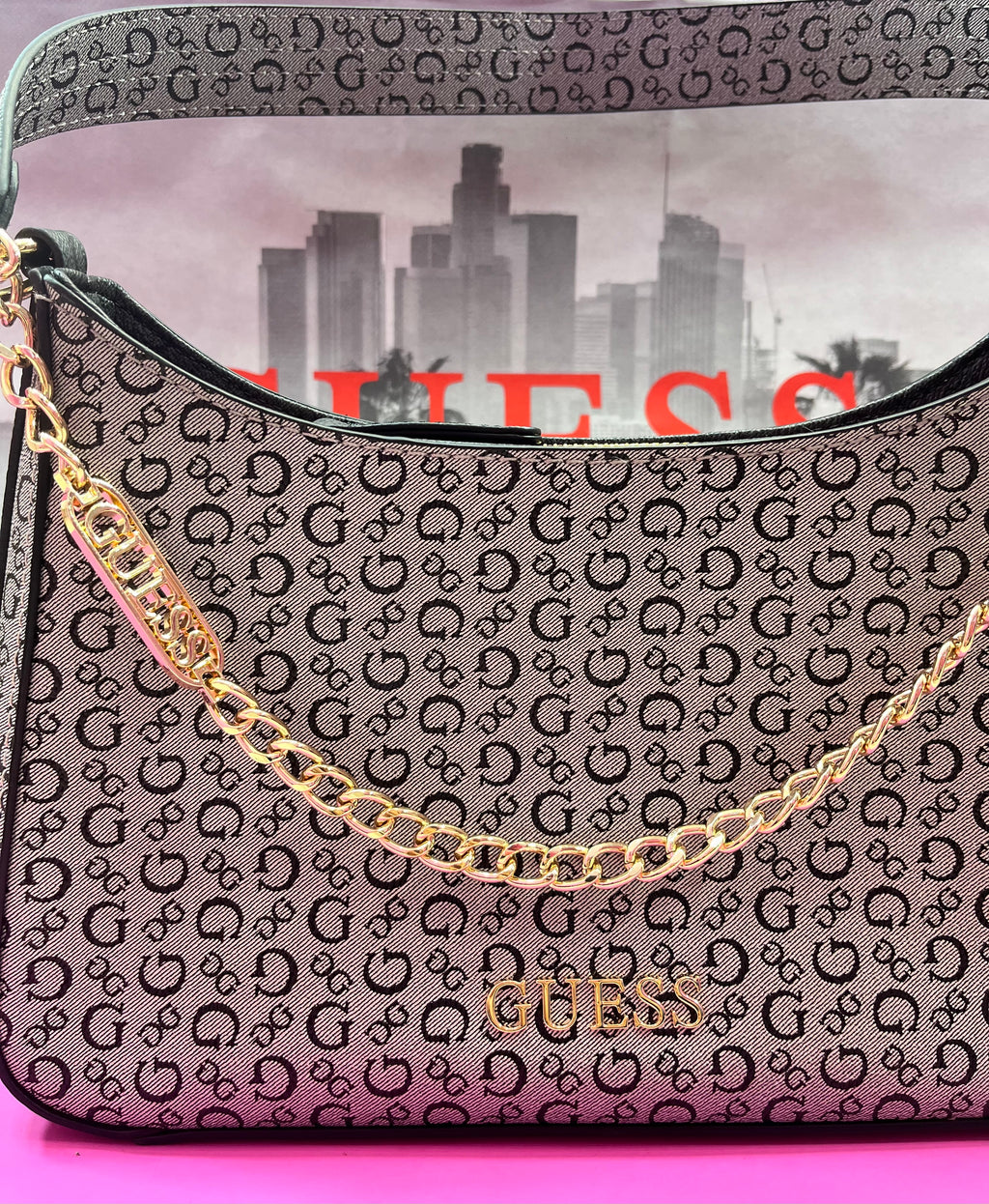 Bolsa gris guess con cadena