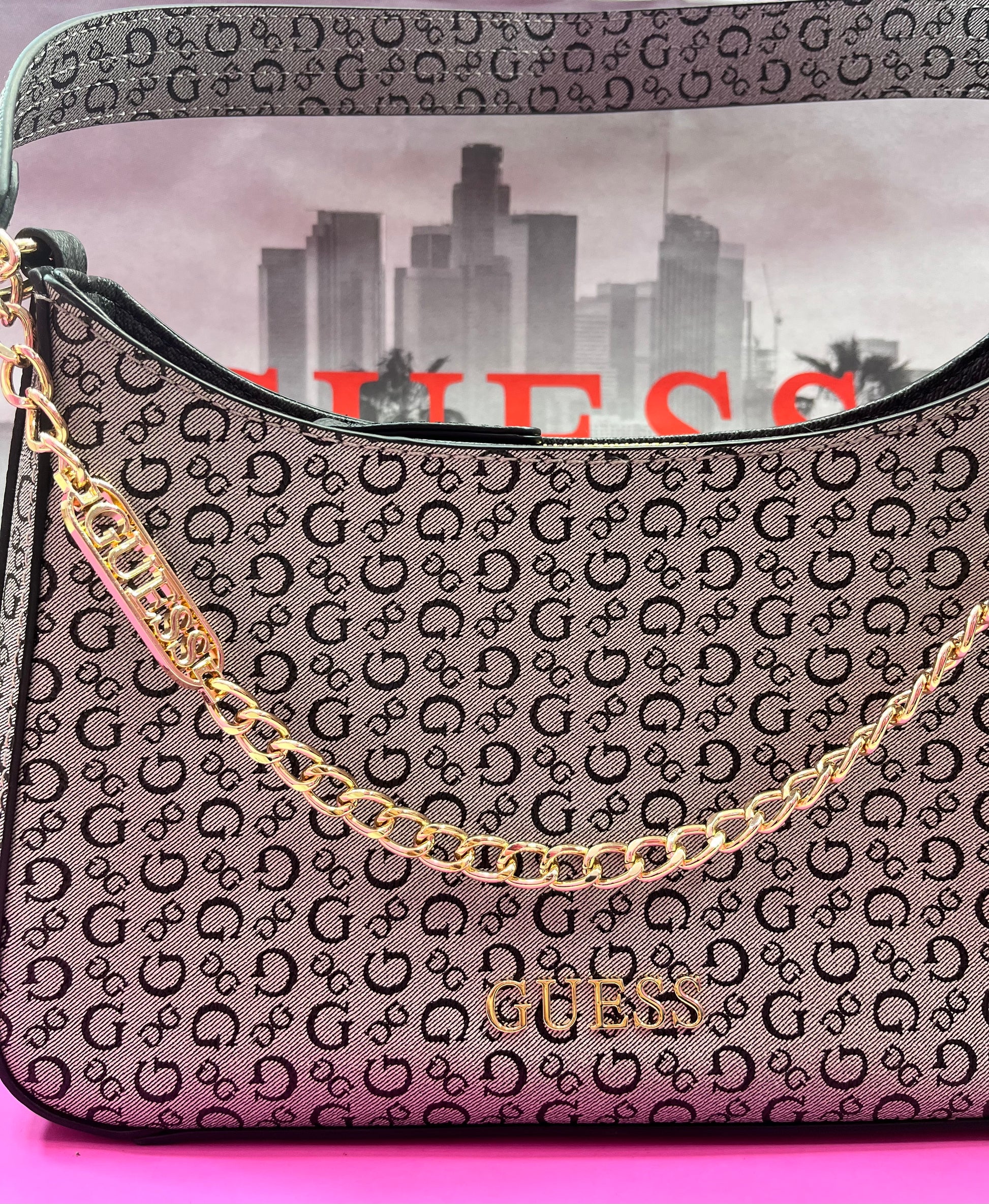 Bolsa gris guess con cadena