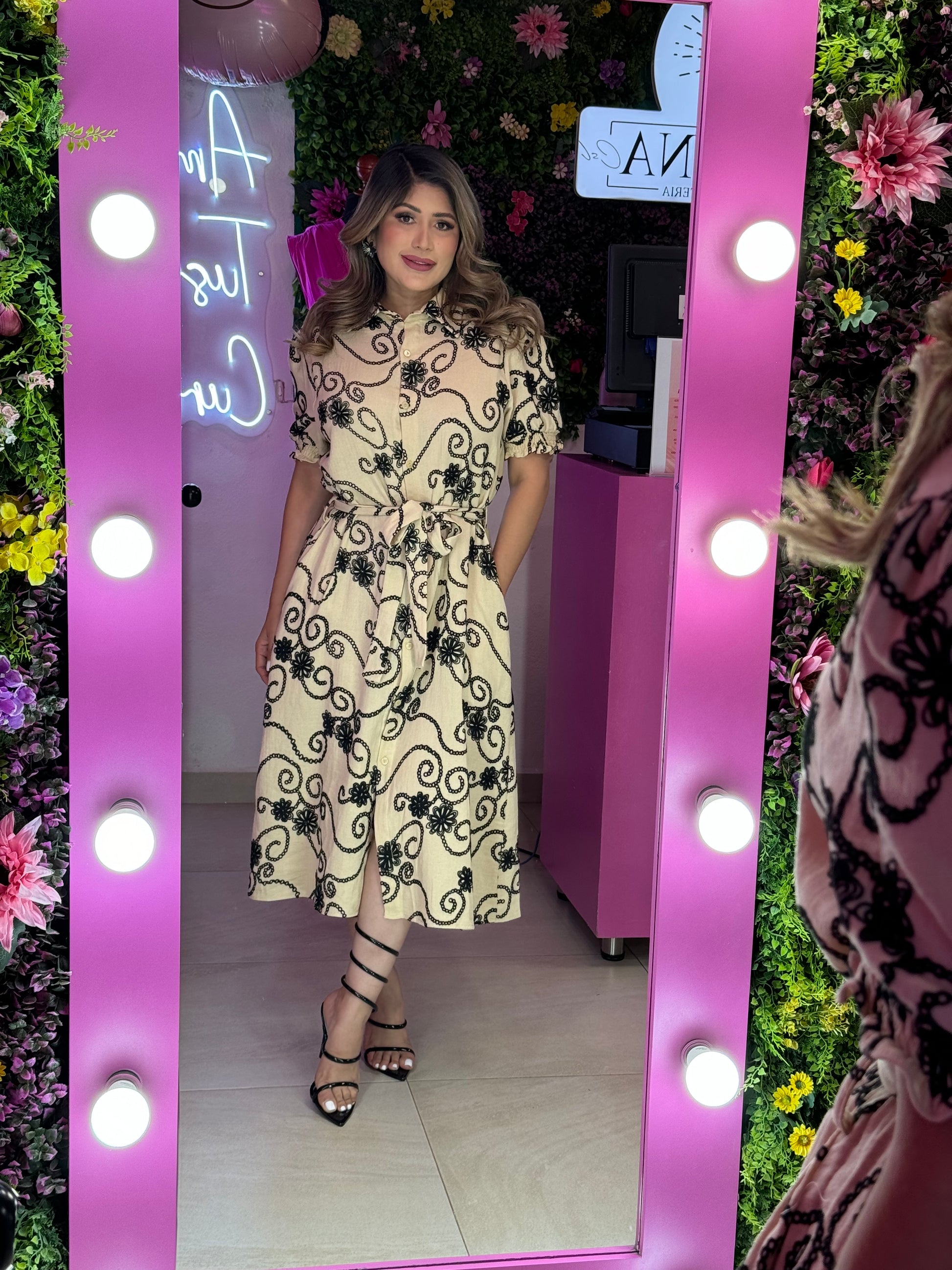 Vestido beige con flores negras