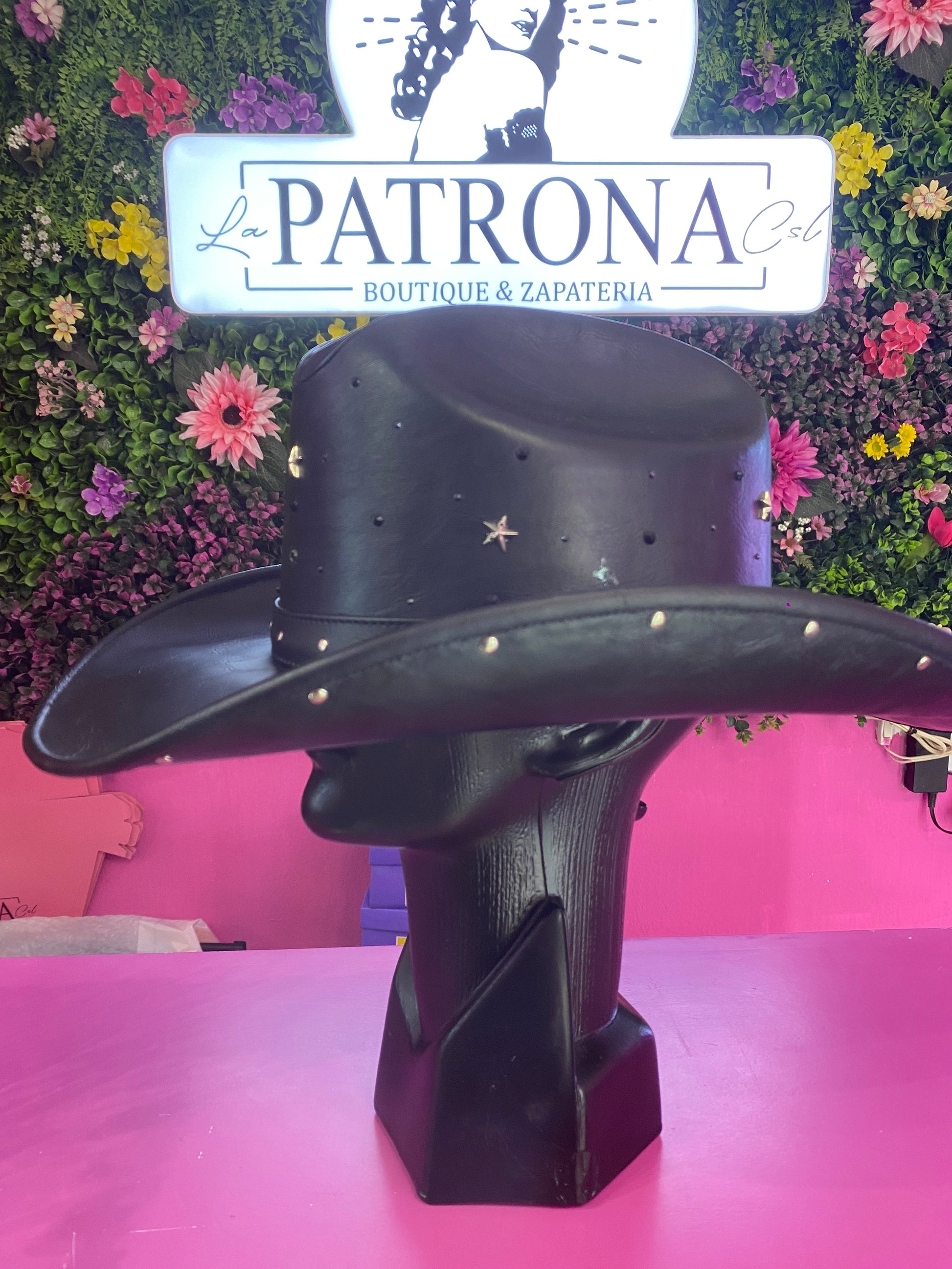 Sombrero negro de vinipiel con estrellas