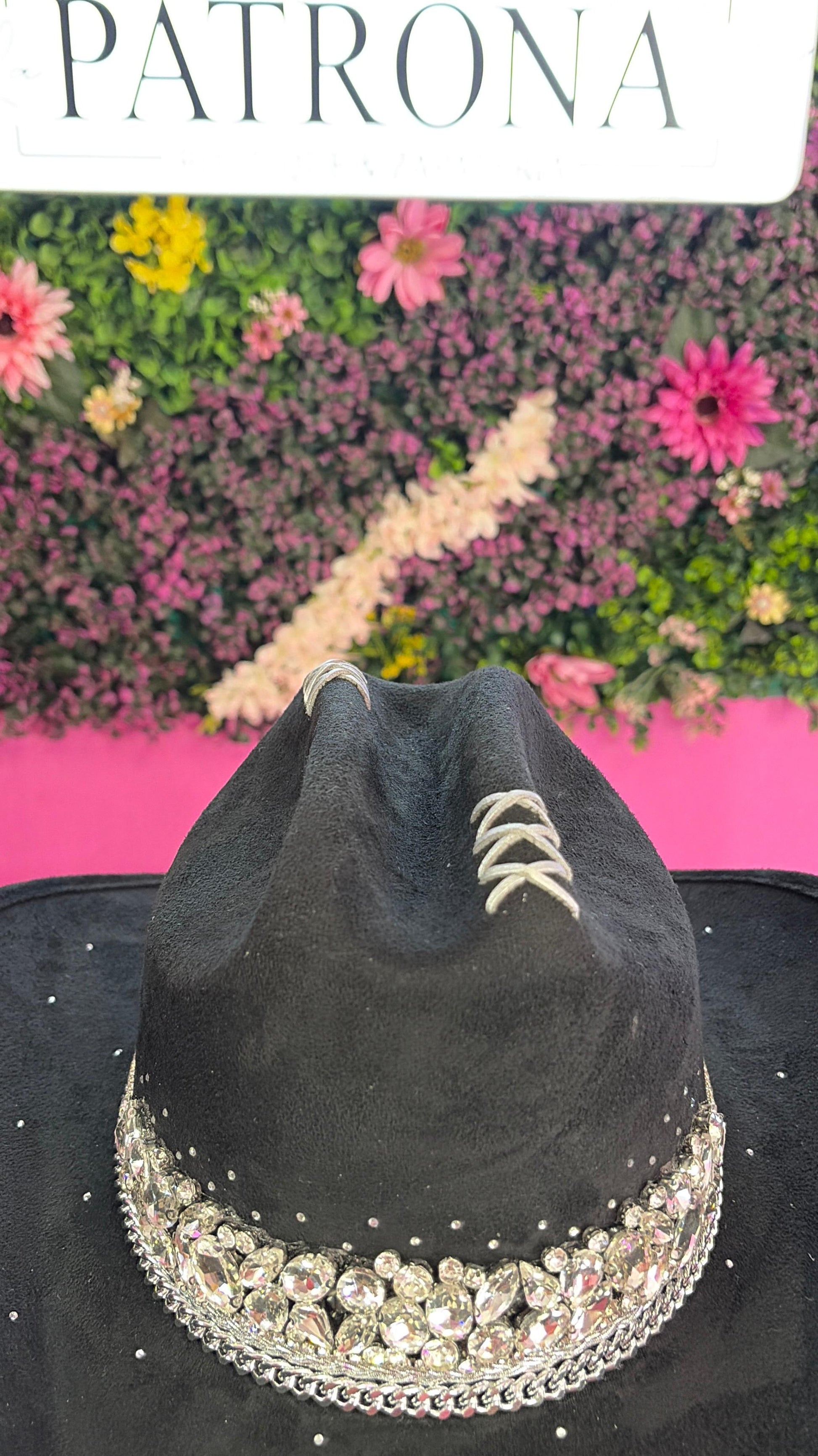 Sombrero negro con plata