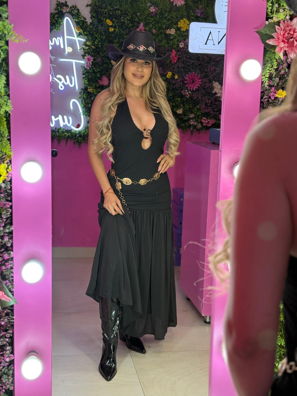 Vestido negro con escote