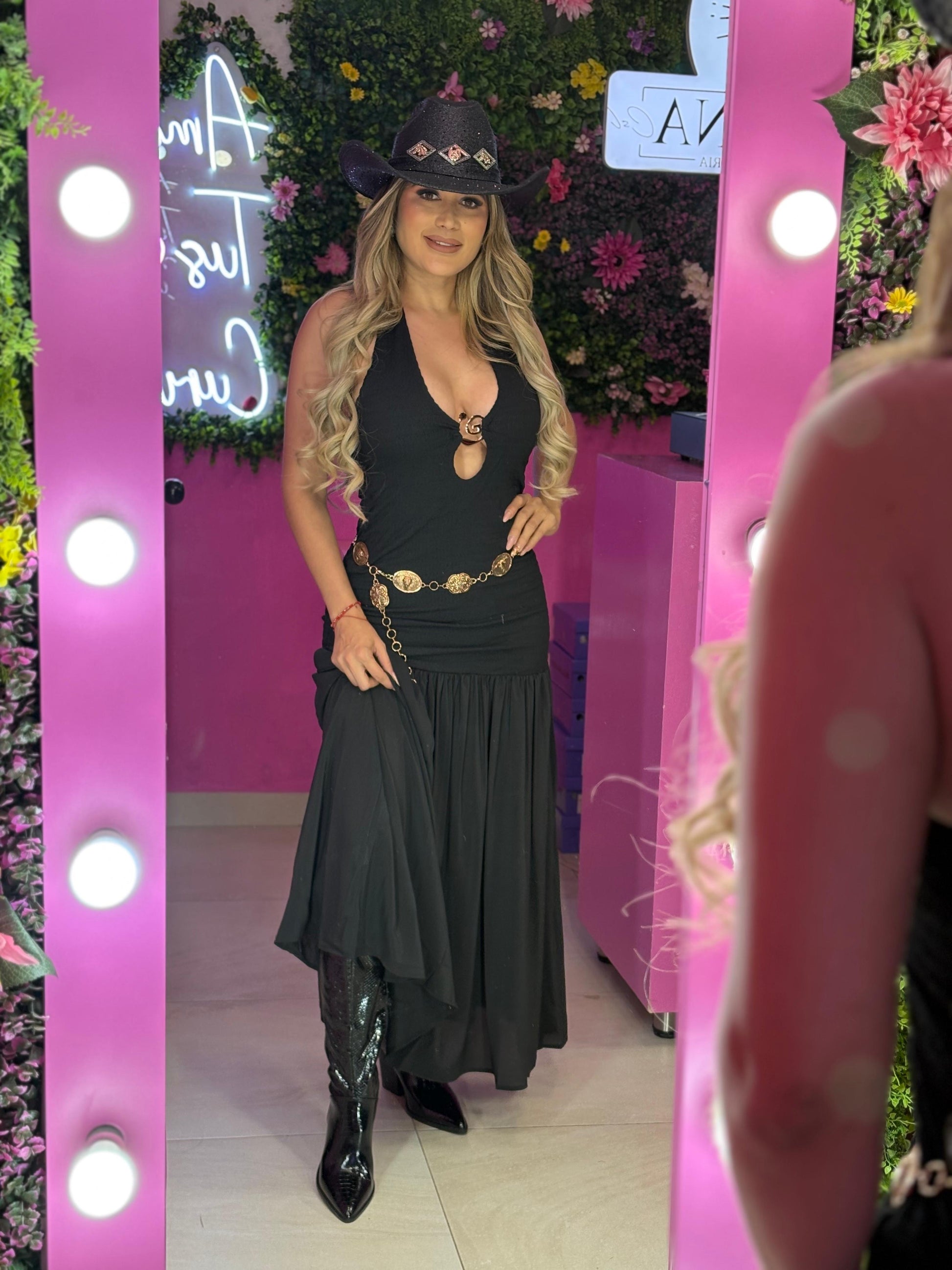 Vestido negro con escote