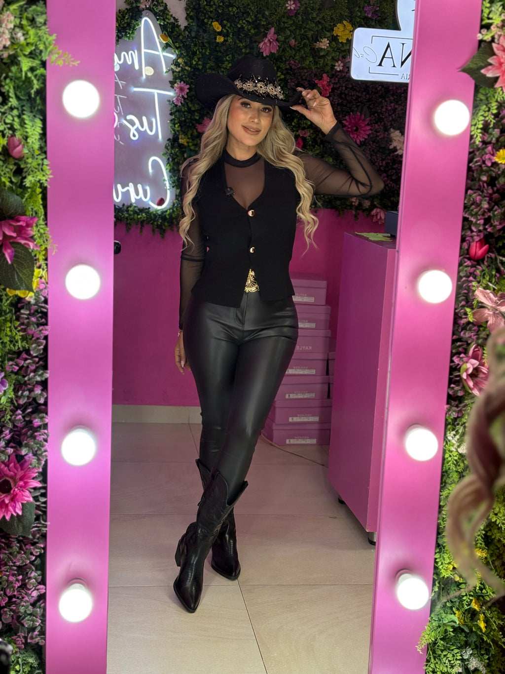 Chaleco negro con botones dorados