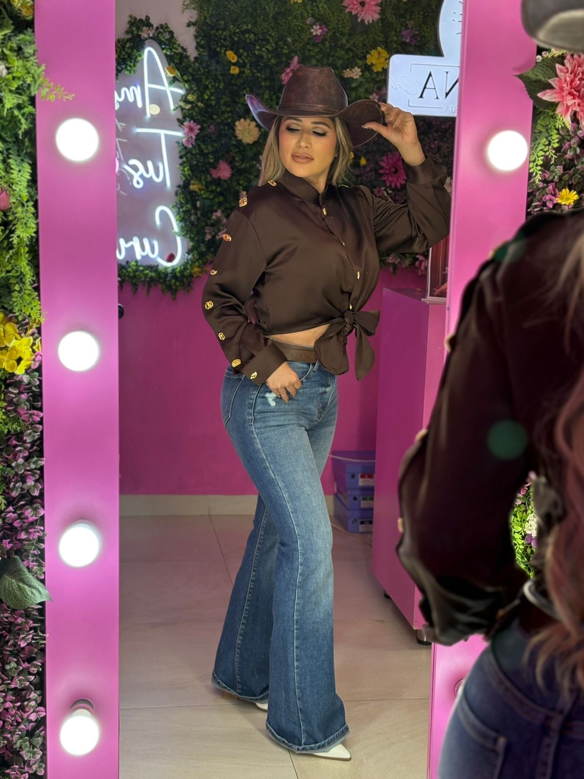 Blusa de satin café botones dorados