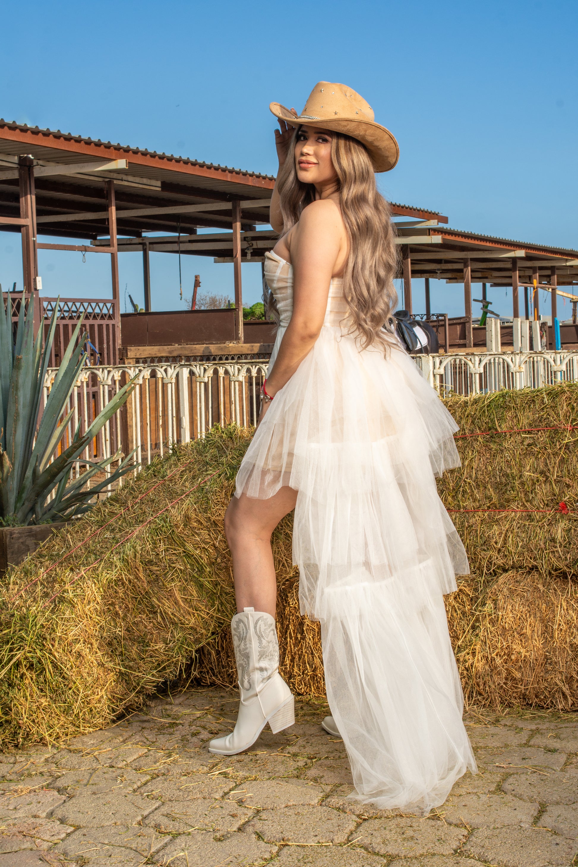 Vestido blanco con beige y con cola larga de novia