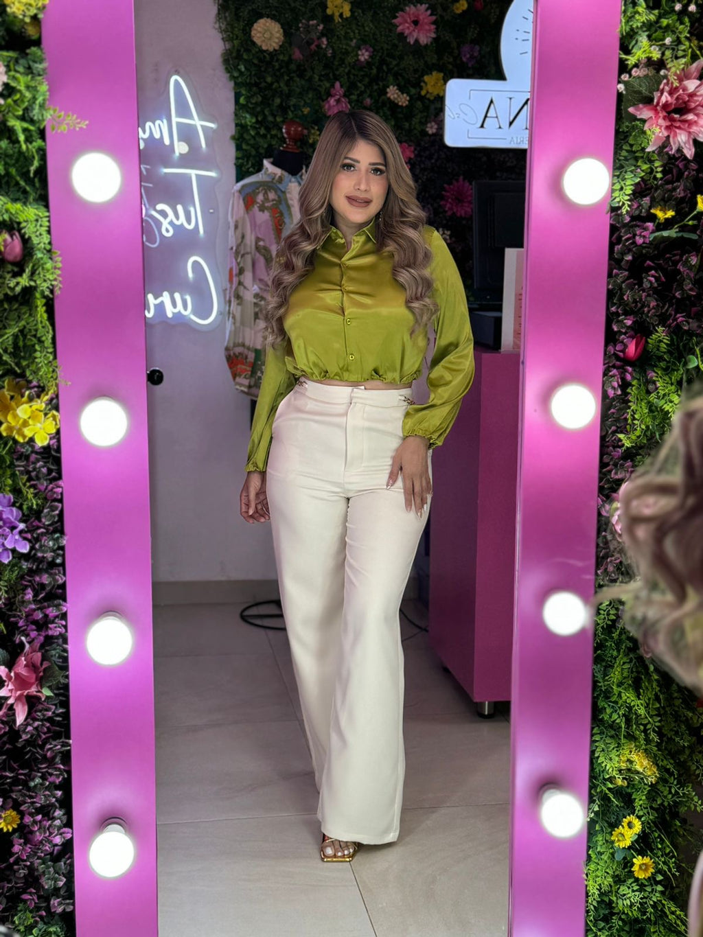 Pantalón de vestir con cadena a los lados y blusa satinada