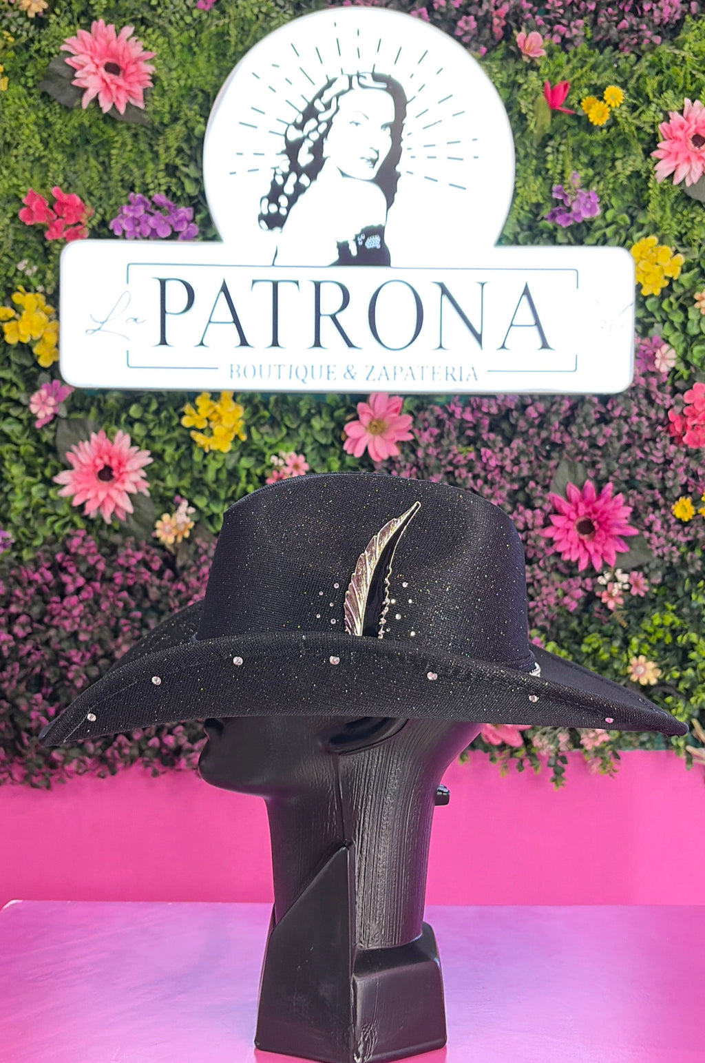 Sombrero de negro de brillos pluma