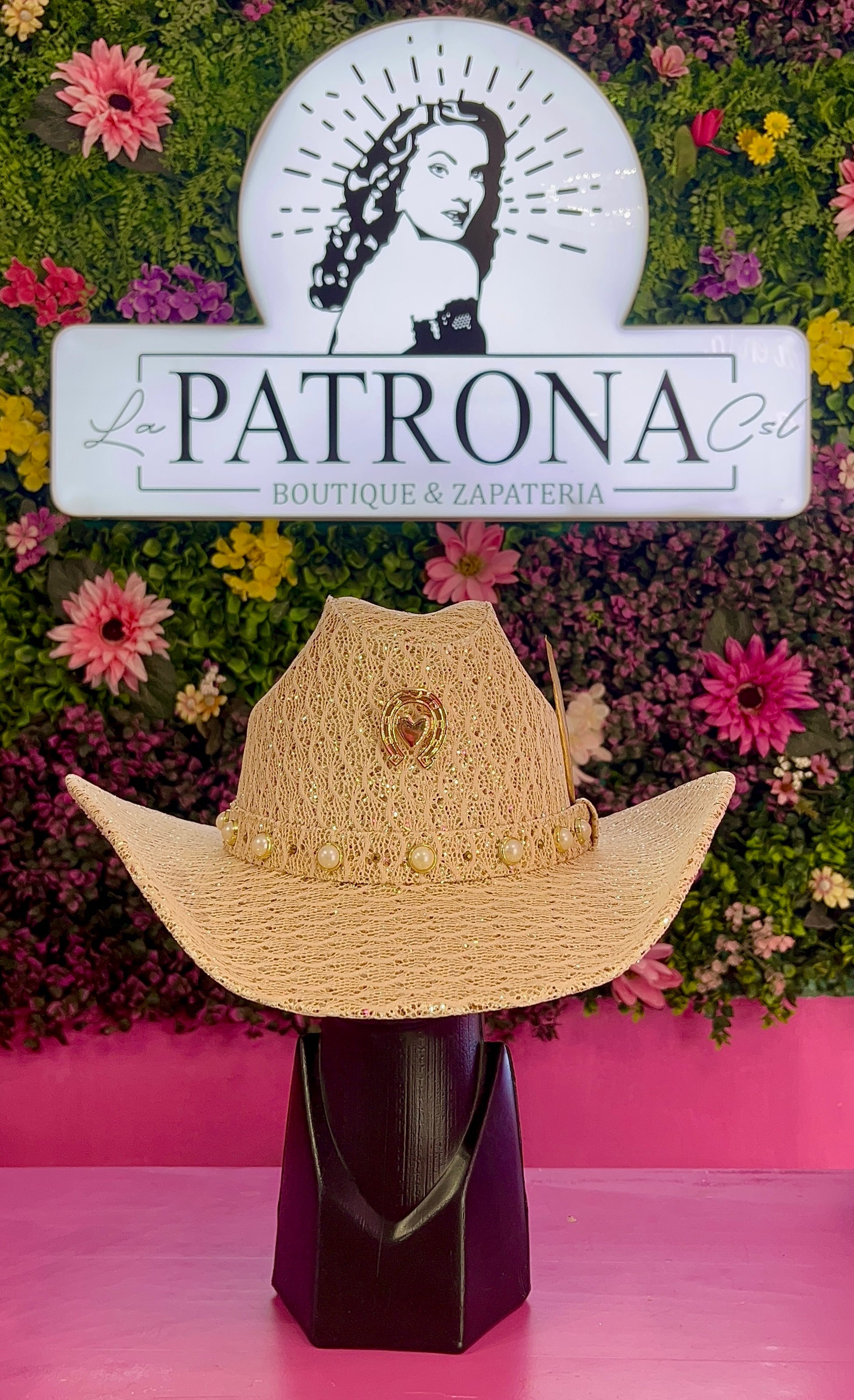 Sombrero beige con herradura y Perlas
