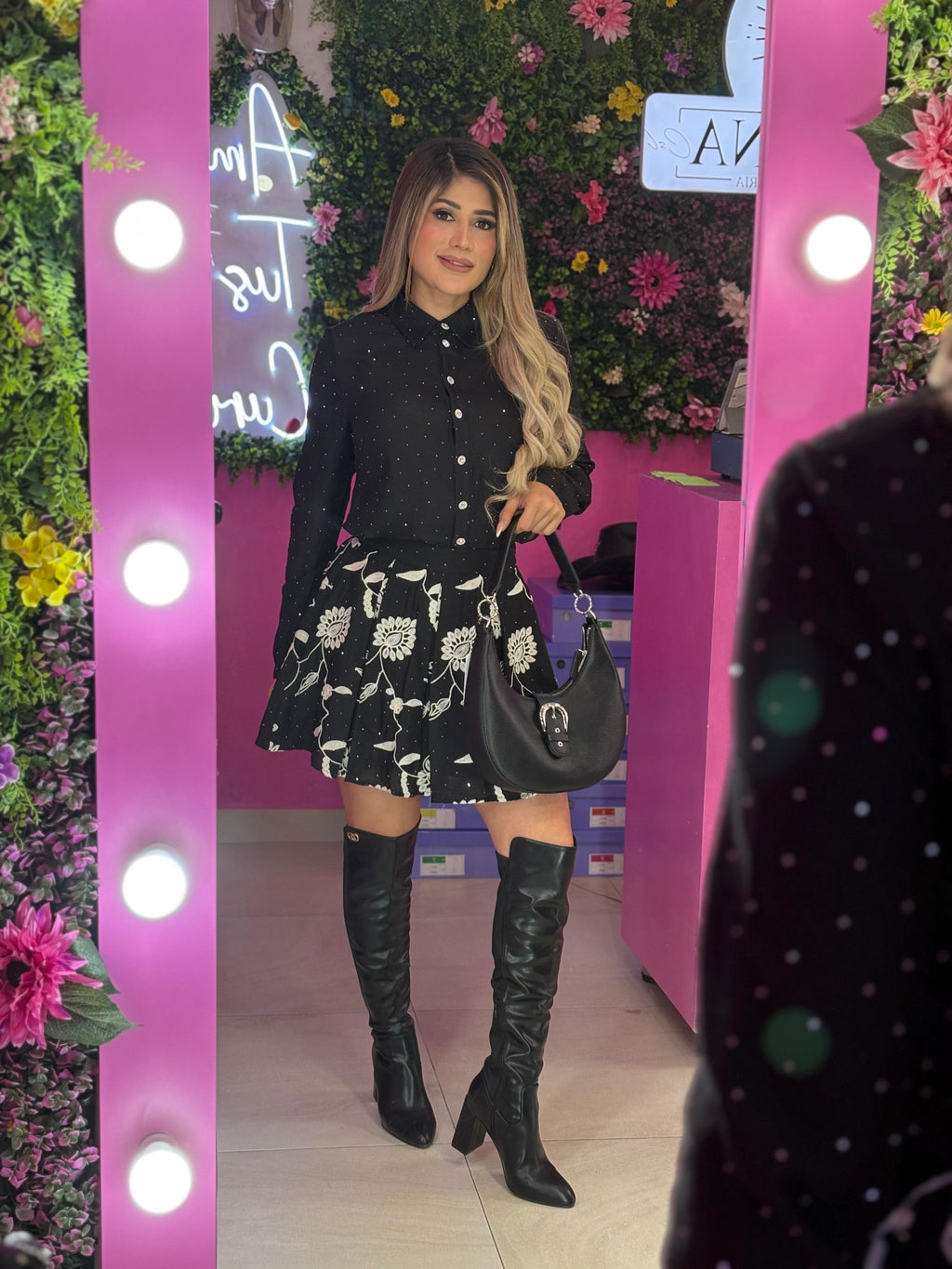 Set negro con brillos y bordado blanco