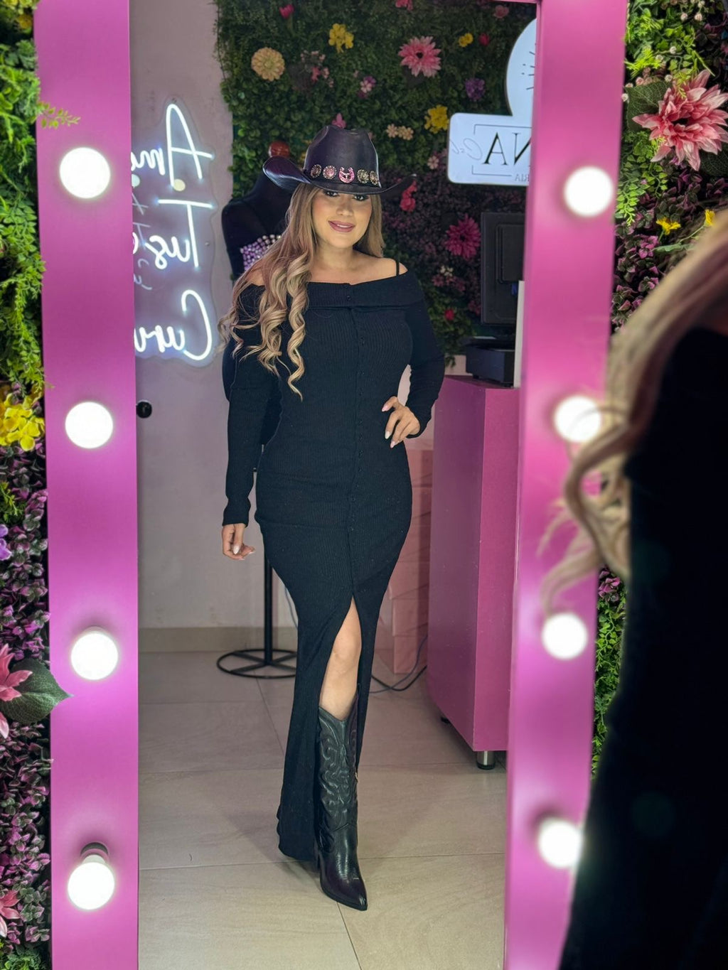 Vestido negro corte campesino  manga larga con botones enfrente