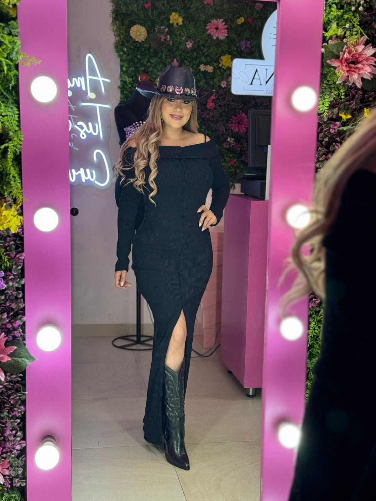 Vestido negro corte campesino  manga larga con botones enfrente