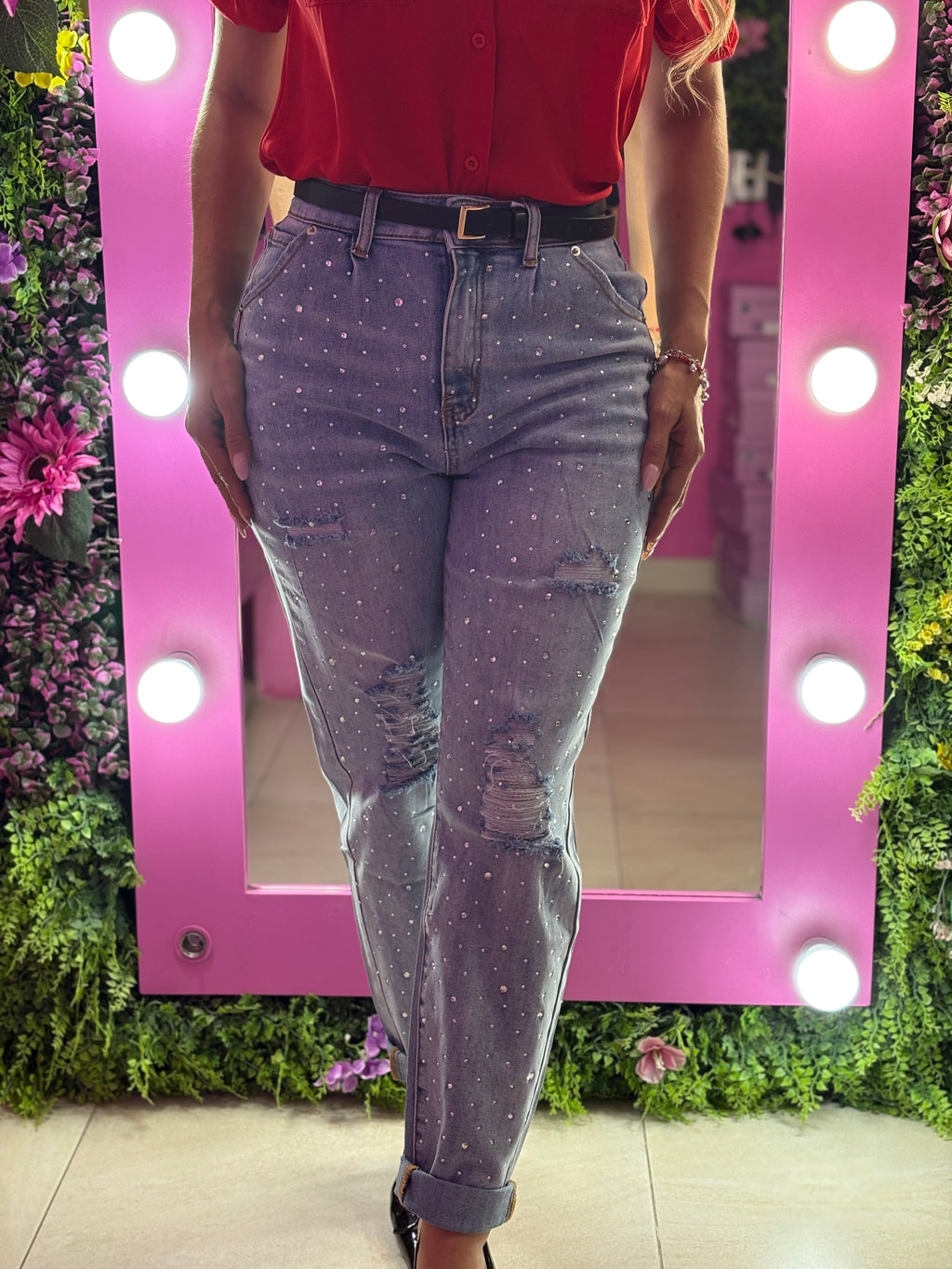 Pantalón mezclilla con brillos plata y rasgado