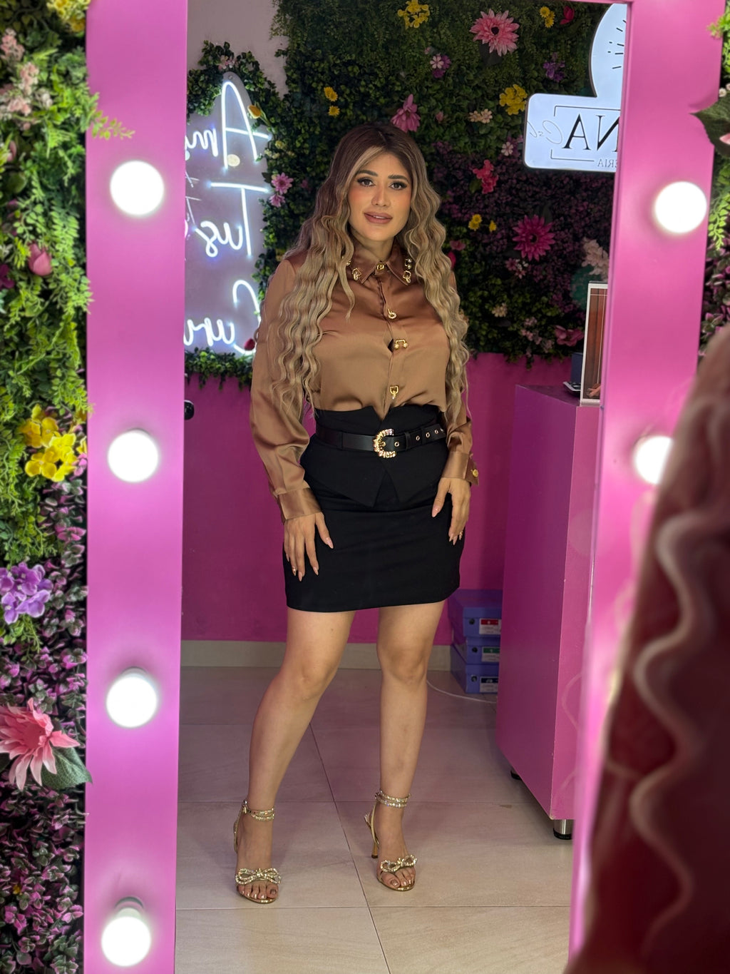 Camisa satin cafe con dijes