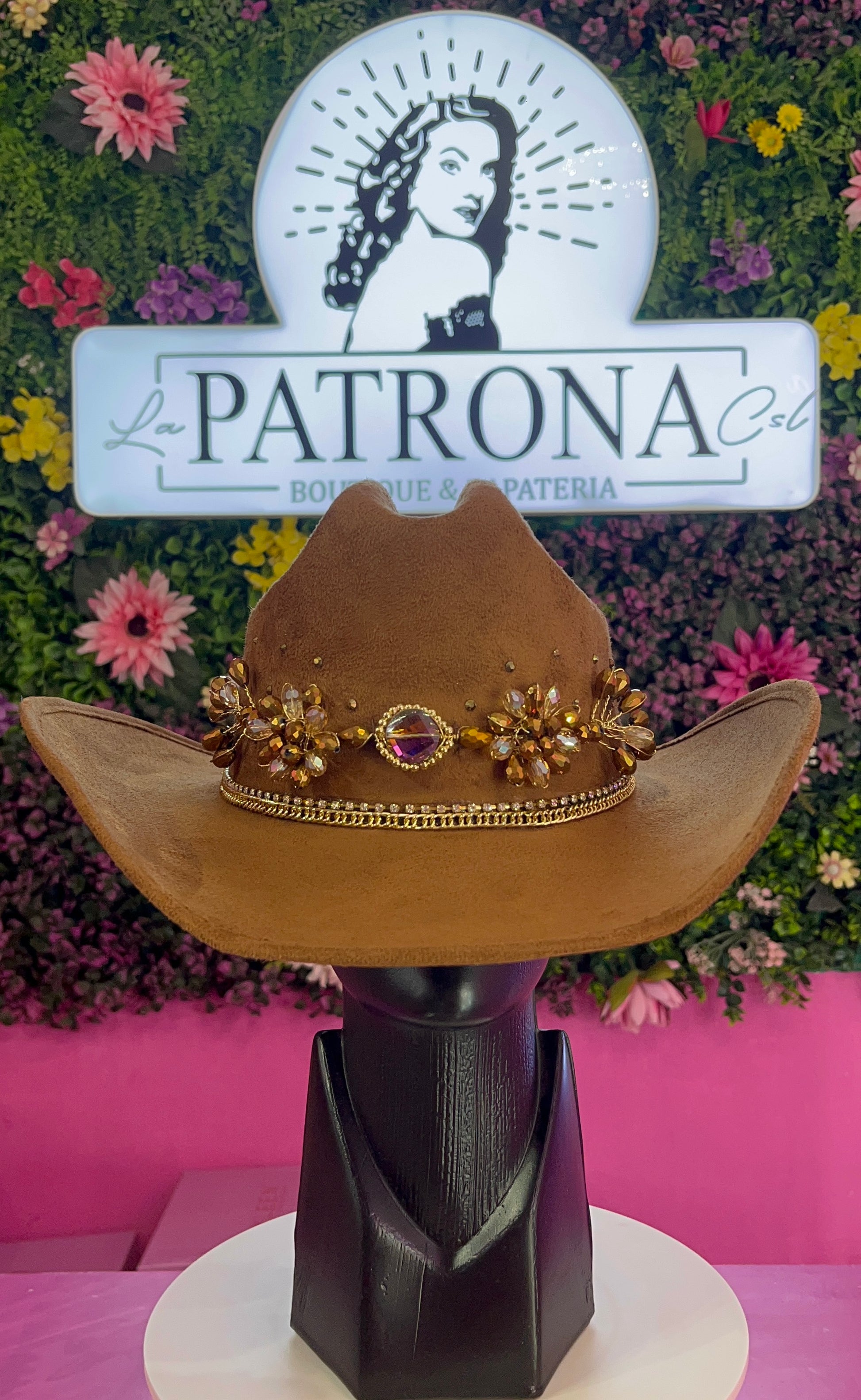 Sombrero camel con apliques gamuza