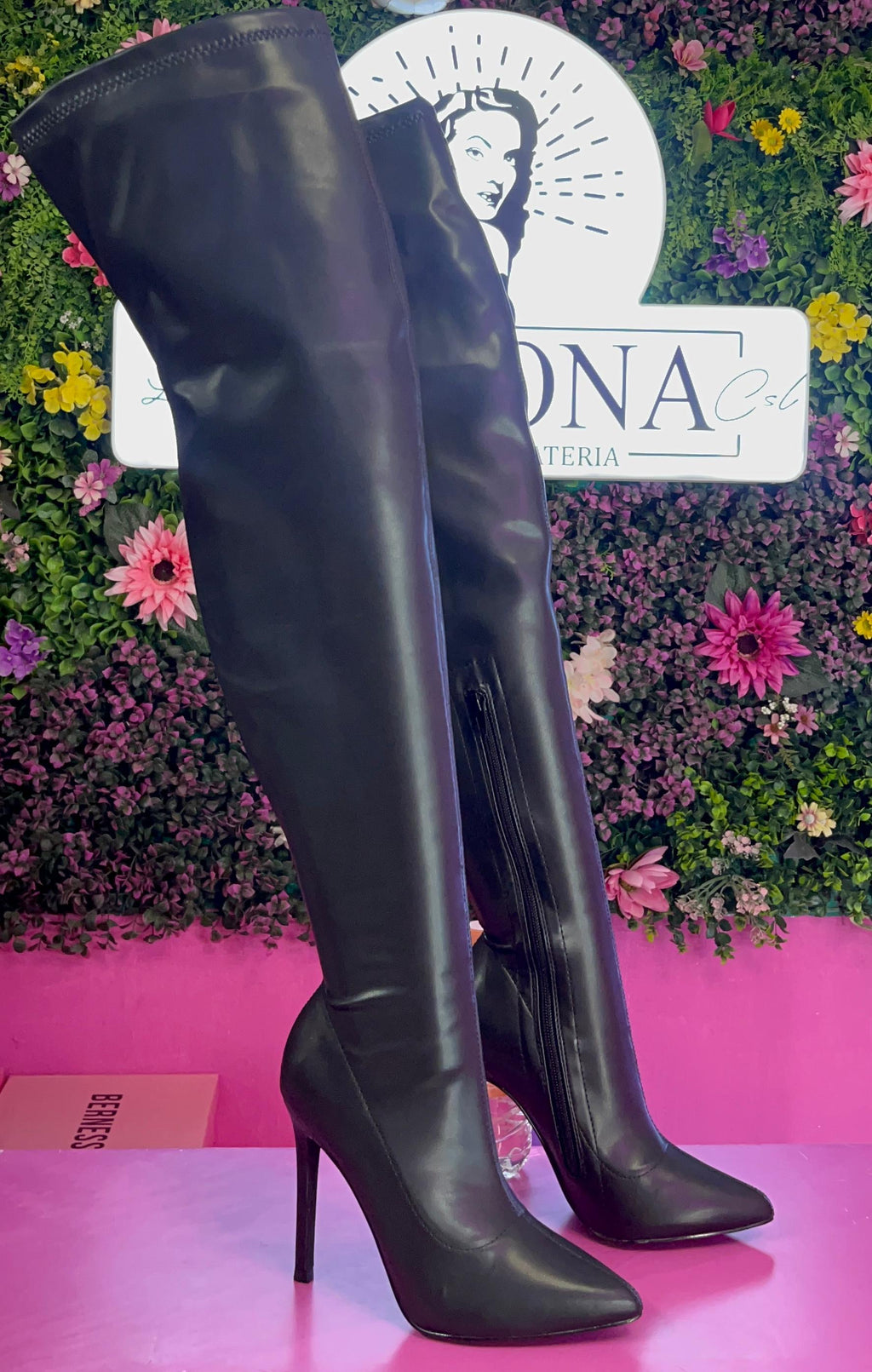 Bota negra extra larga “Gisele”