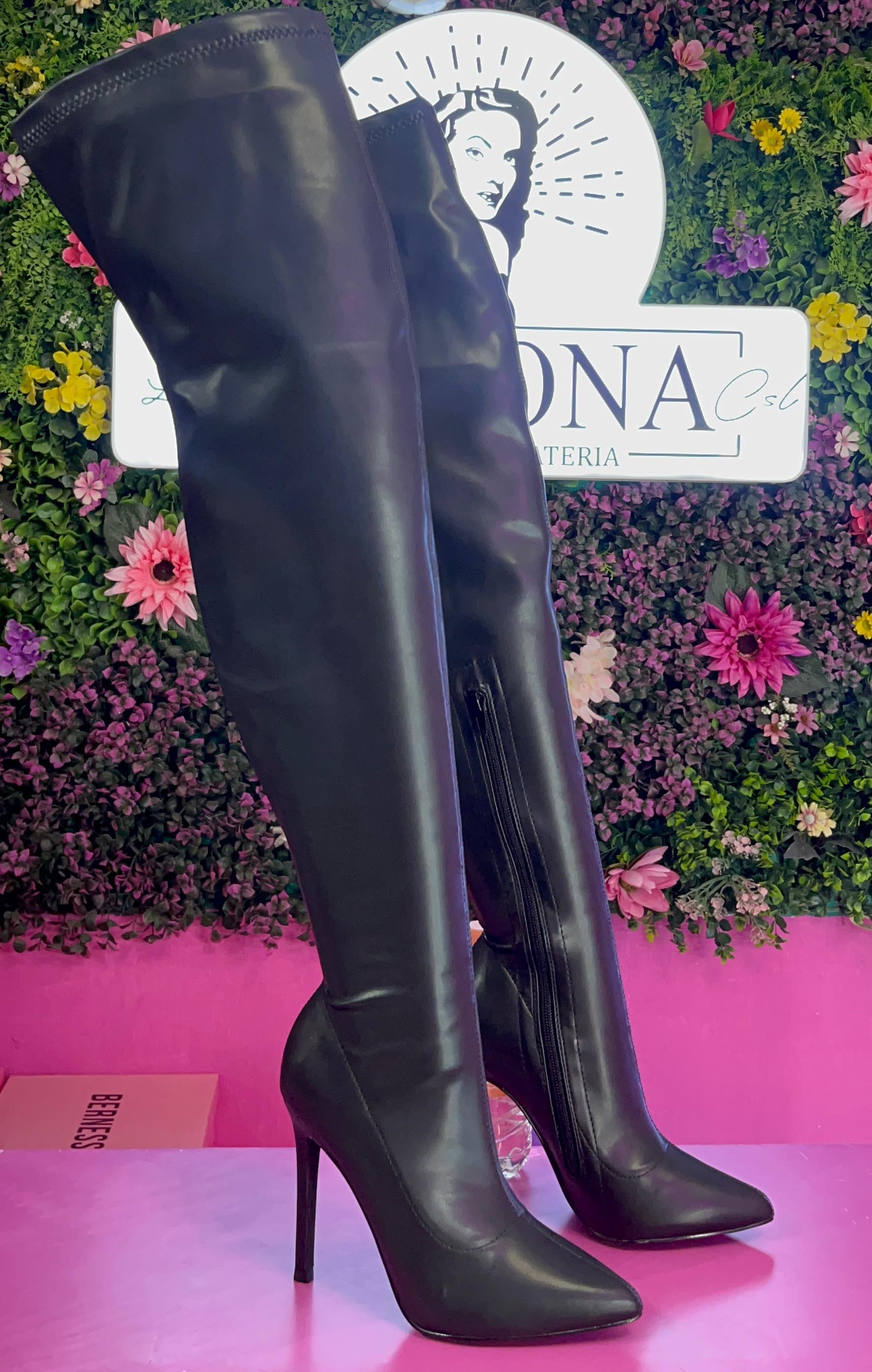 Bota negra extra larga “Gisele”