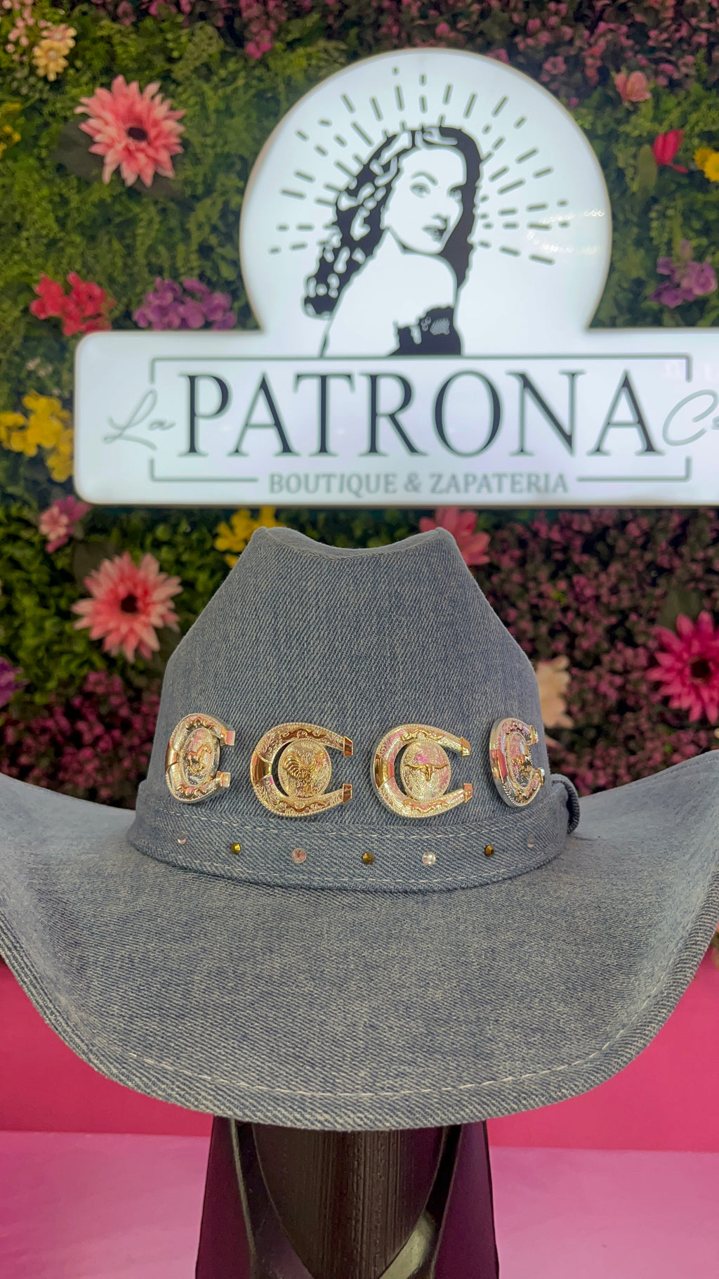 Sombrero mezclilla con herrajes y brillos plata/dorado