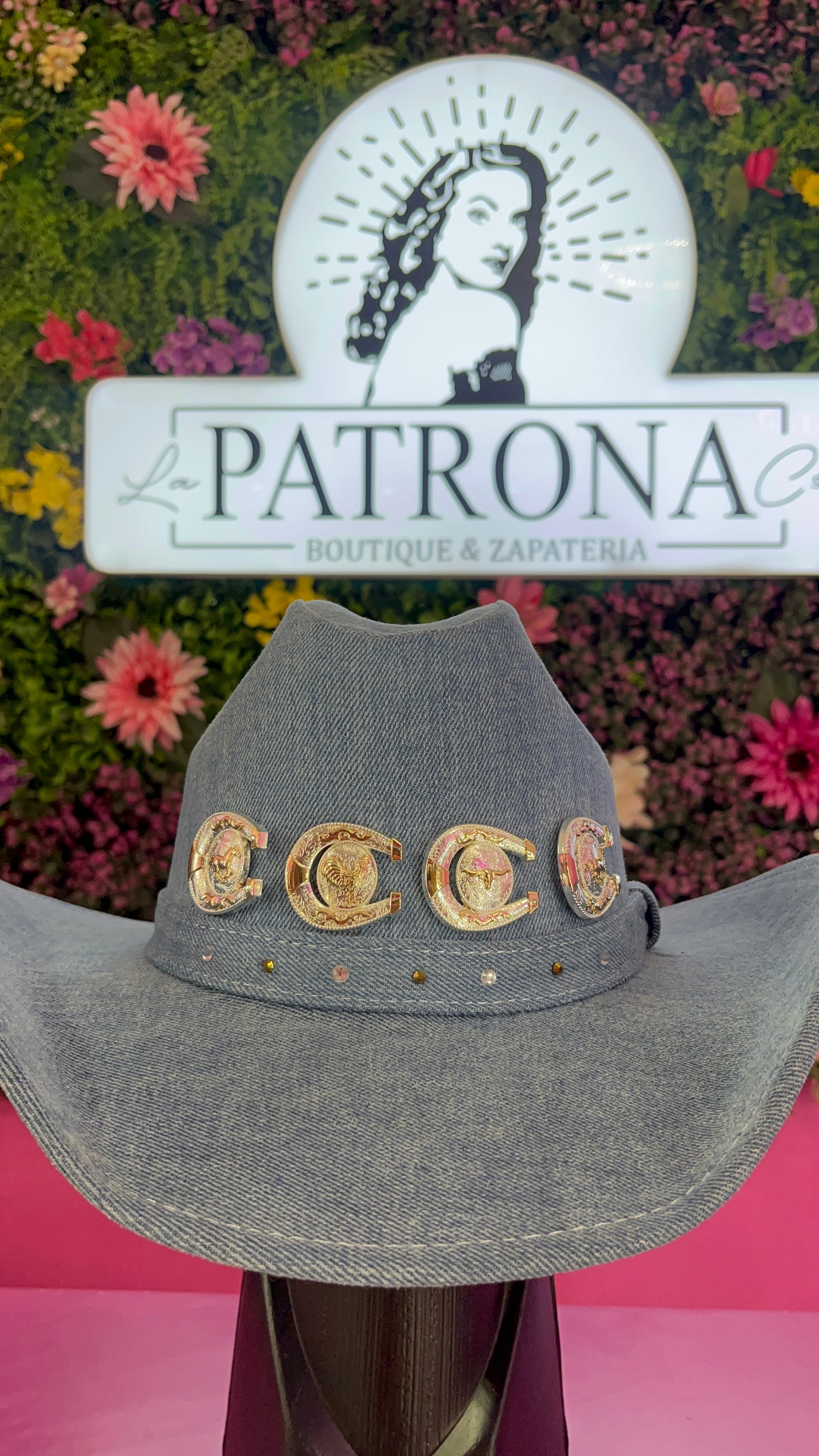 Sombrero mezclilla con herrajes y brillos plata/dorado