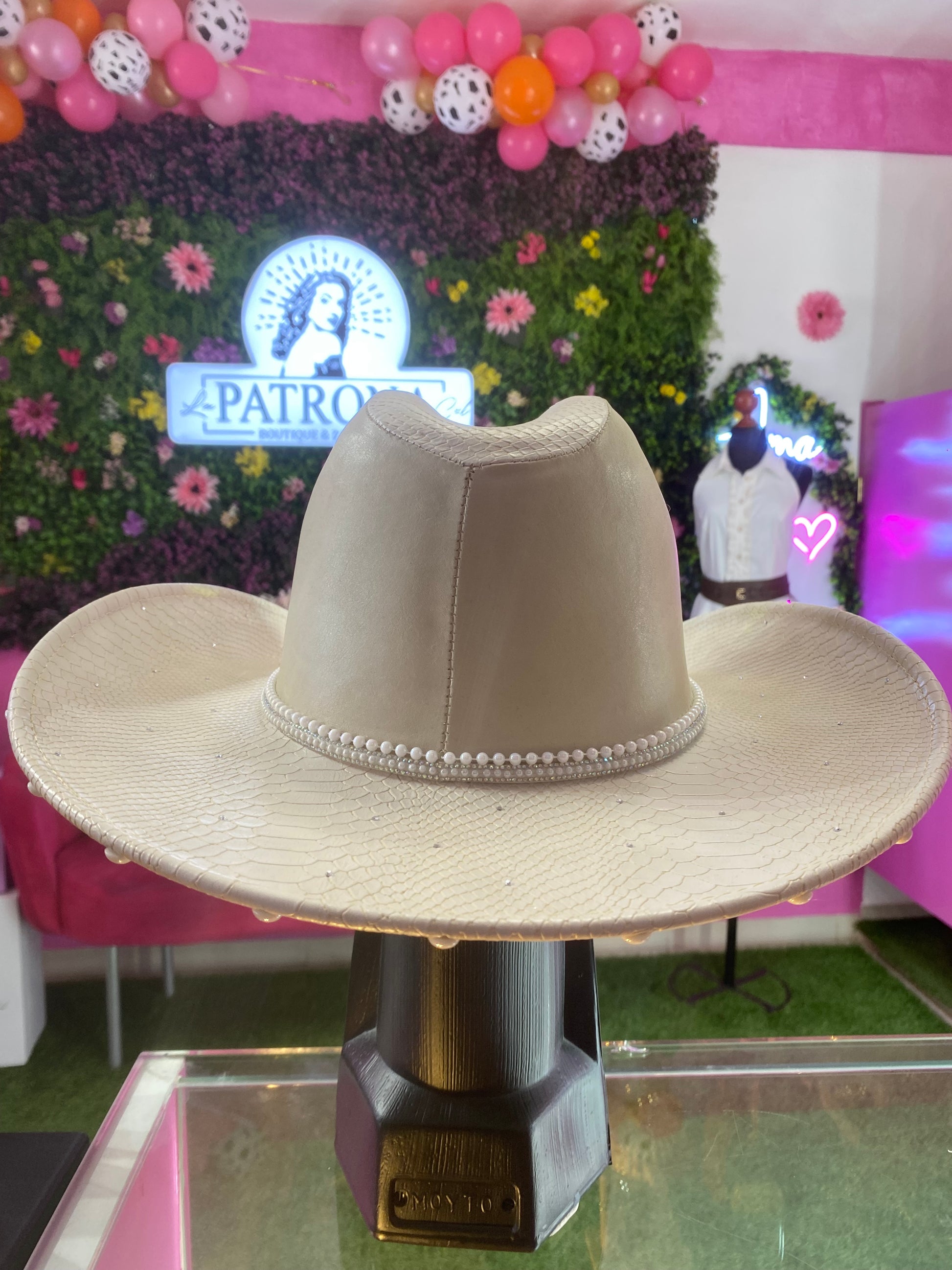 Sombrero beige con tocado tornasol