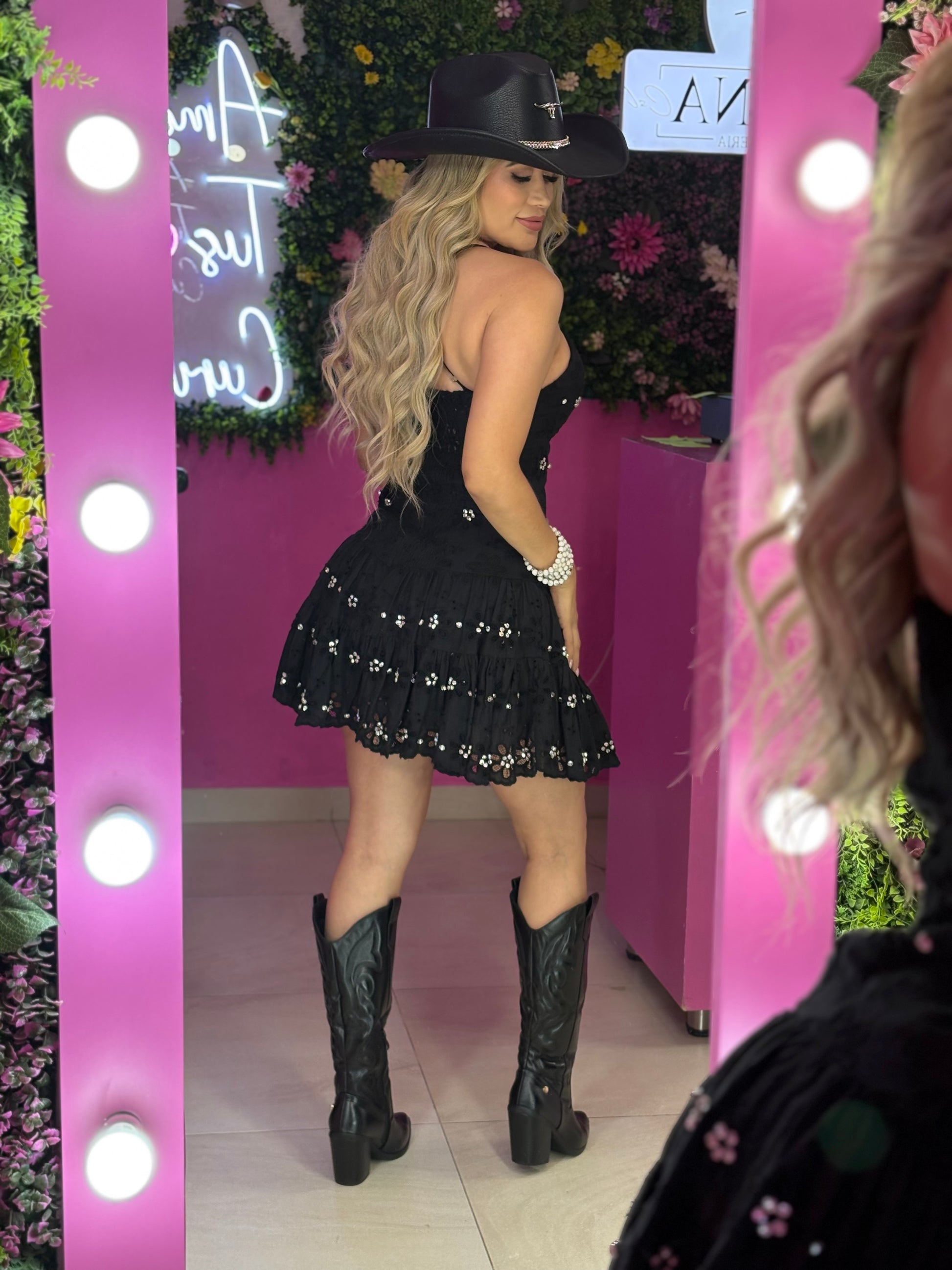 Vestido negro con detalles