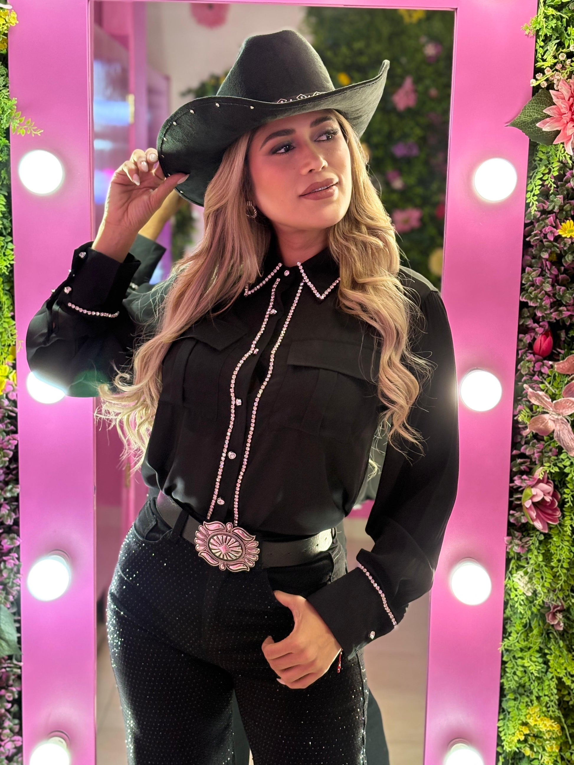Camisa negra con detalles en pedrería plateada