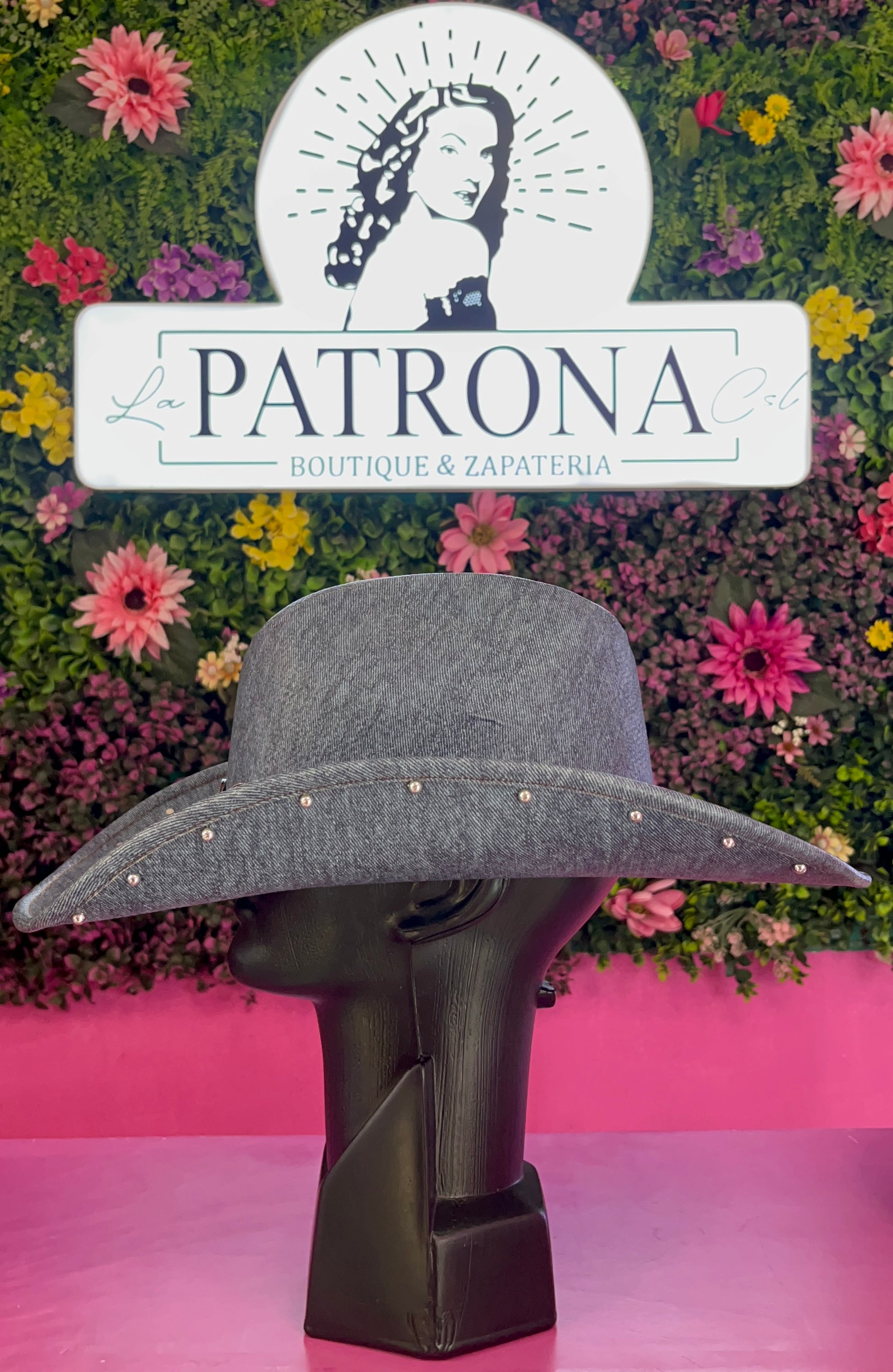 Sombrero mezclilla con herrajes y detalles plata