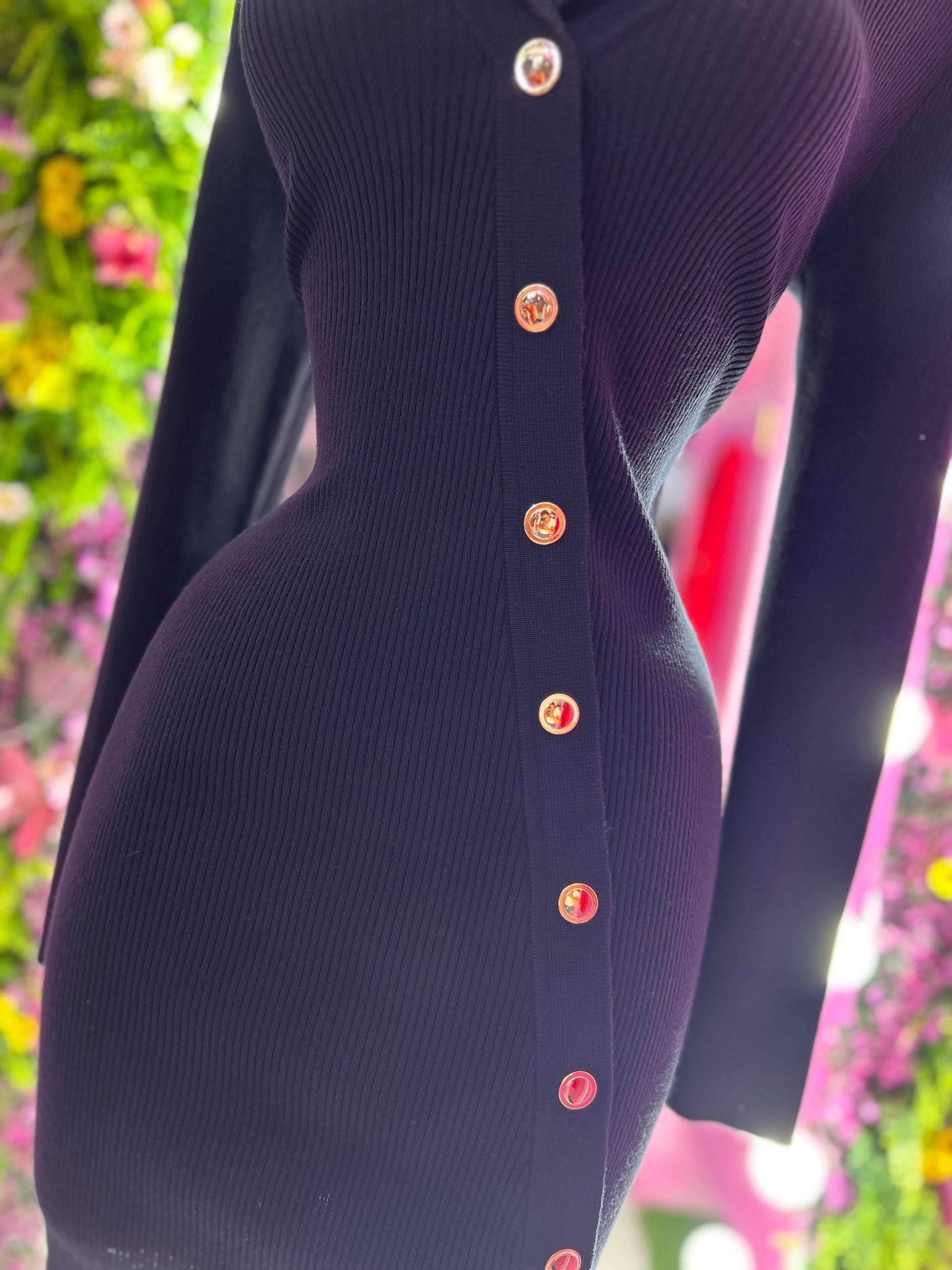 Vestido negro con botones dorados