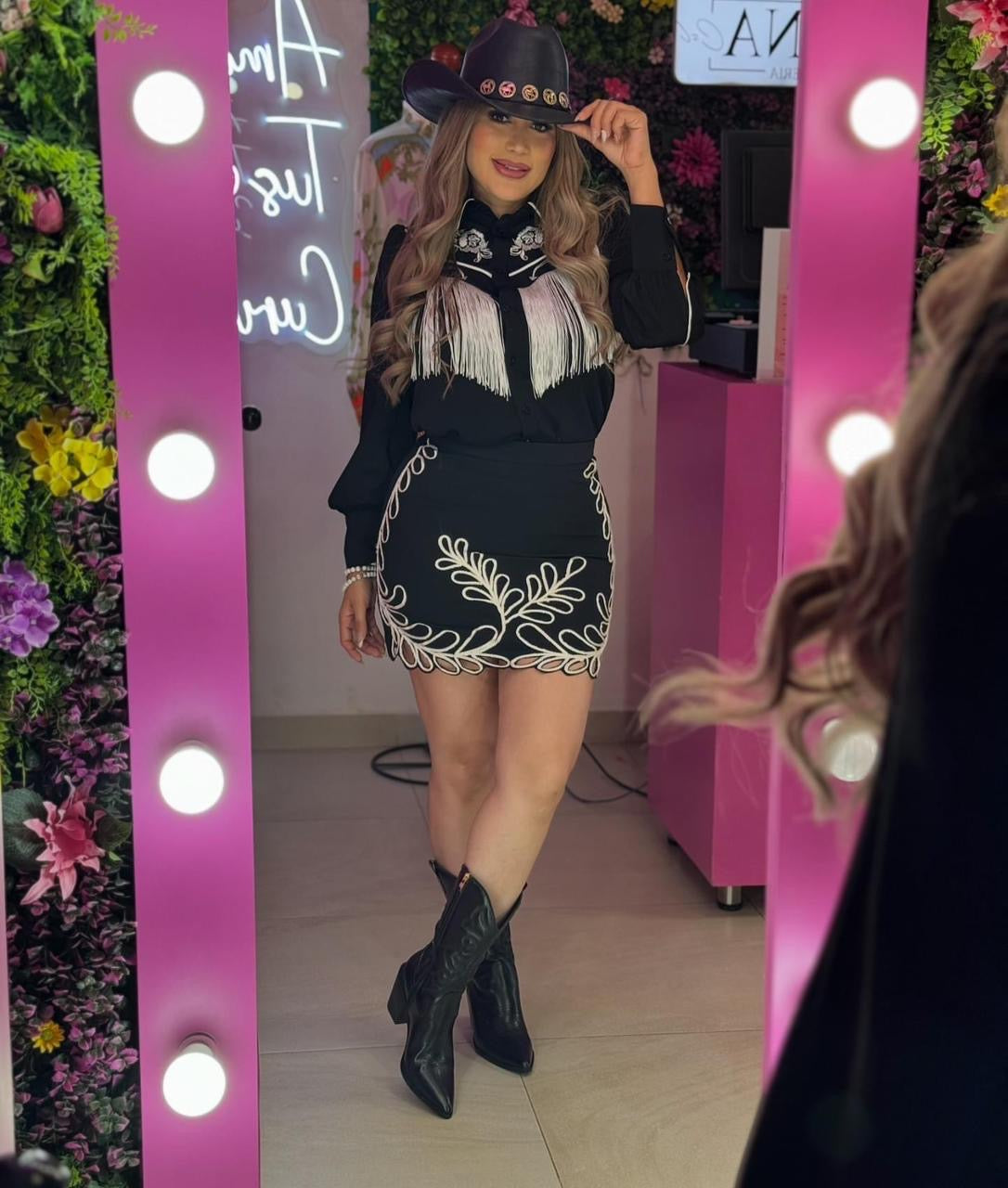 Falda negra con bordados en blanco
