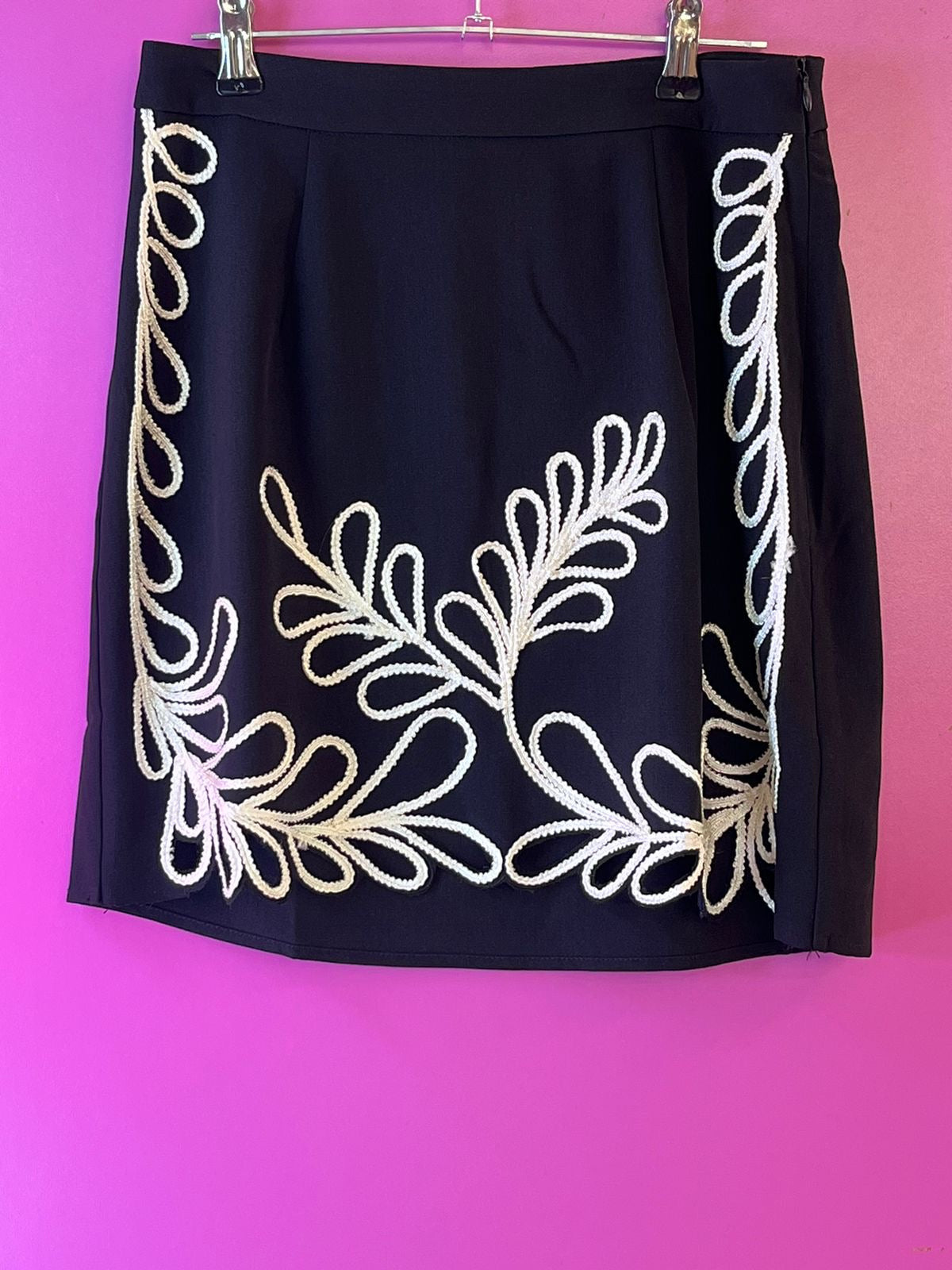 Falda negra con bordados en blanco