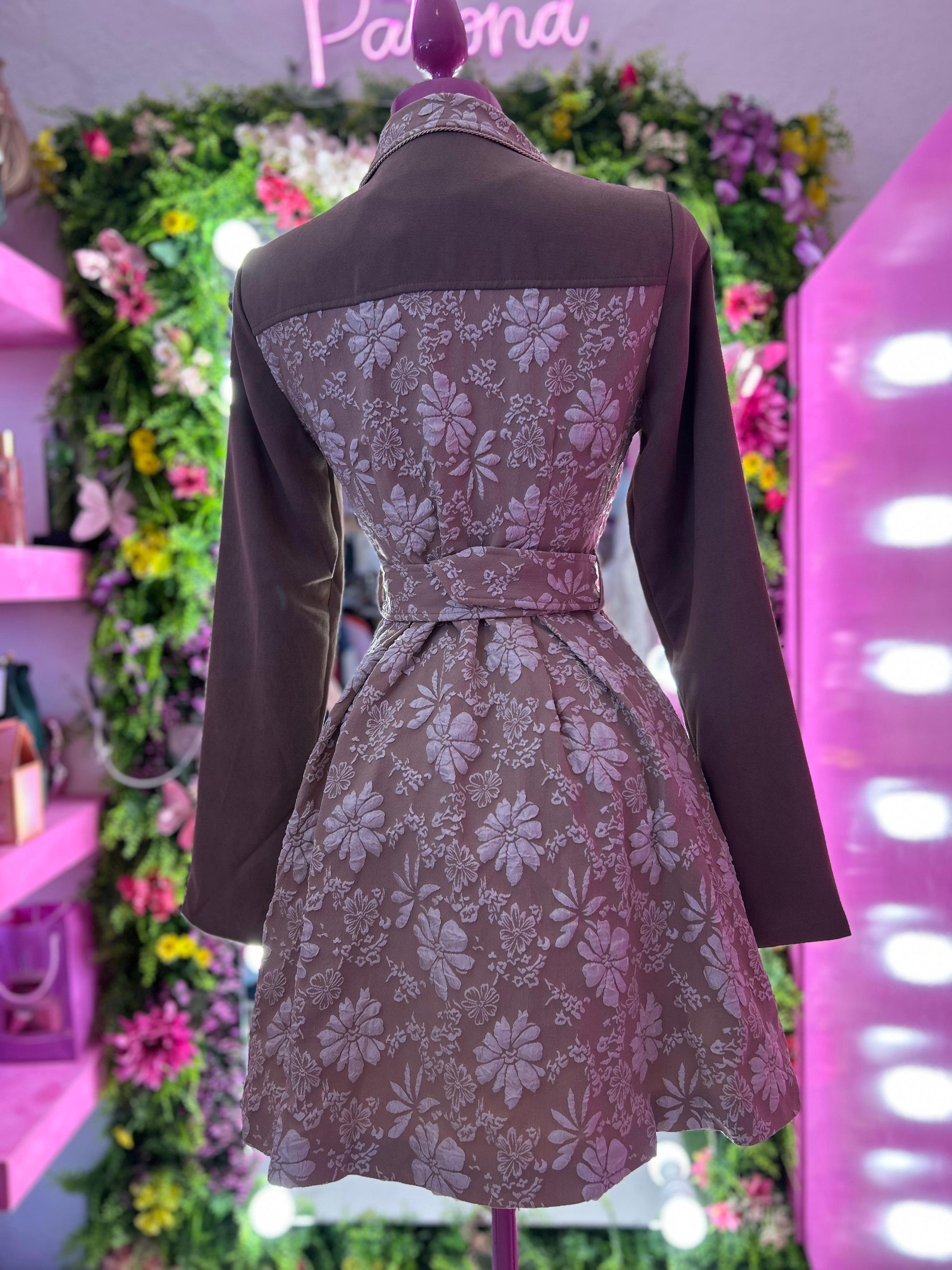 Vestido café con flores