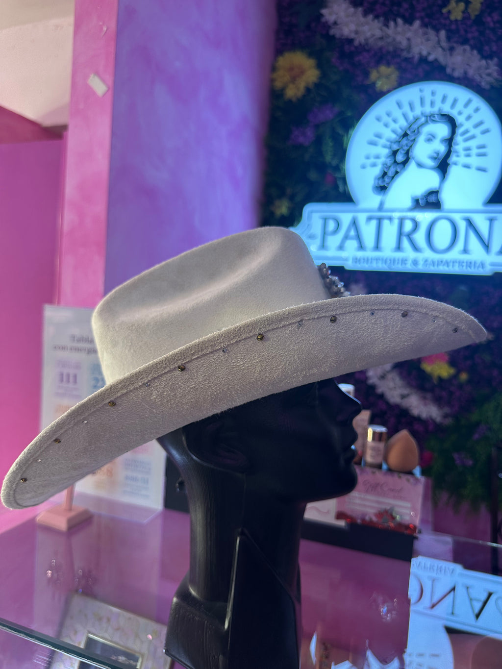Sombrero beige de gamuza